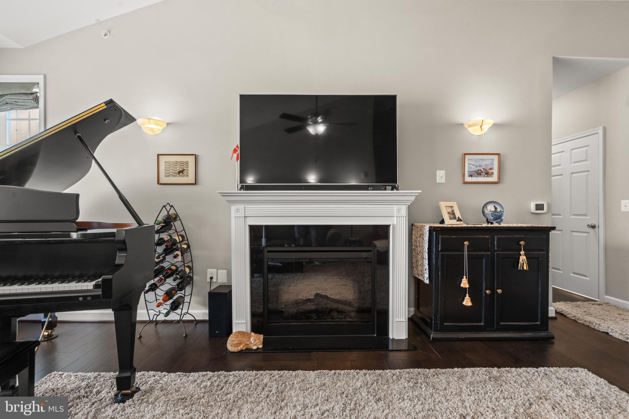 COBBLESTONE SQUARE - Residential