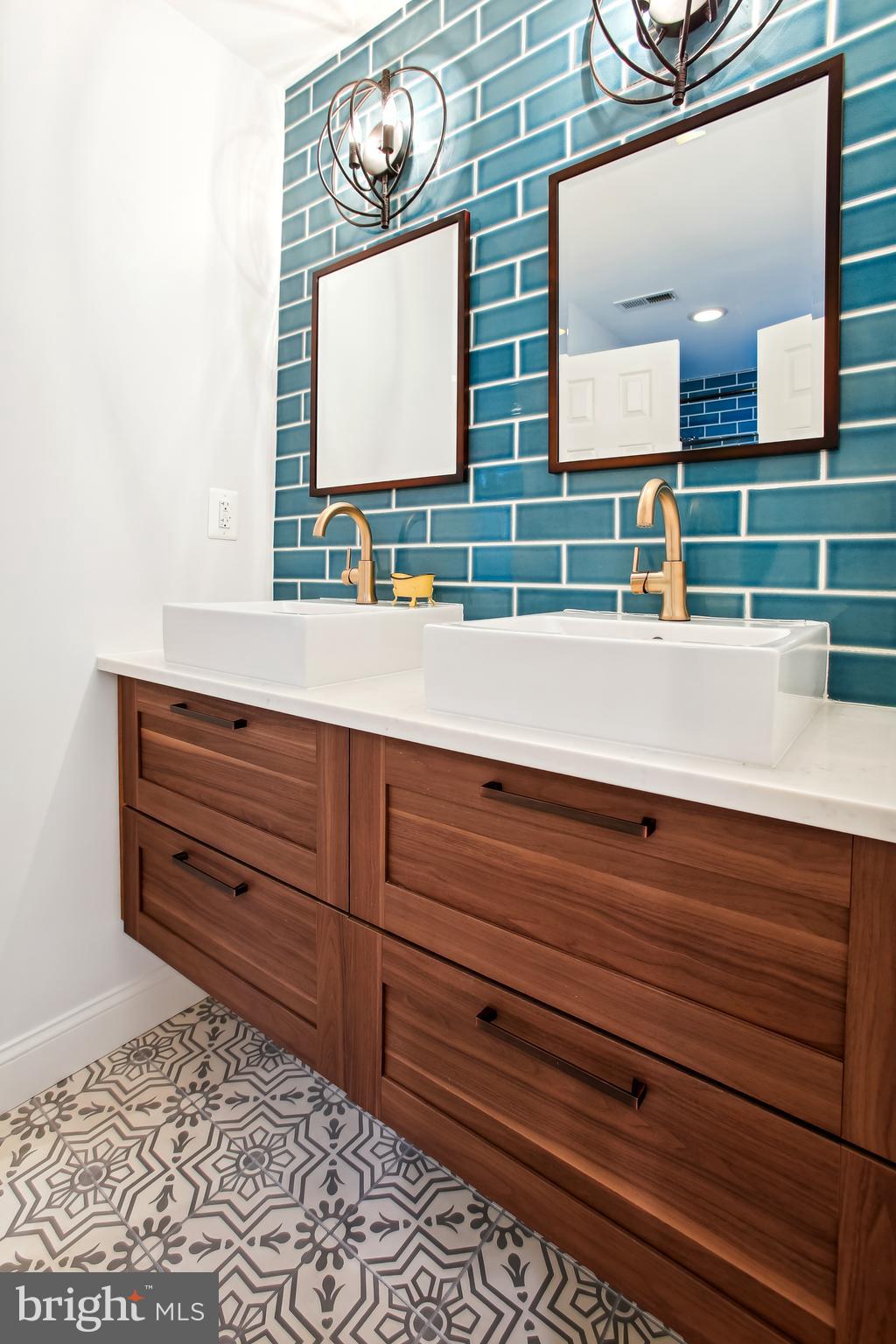 CRESCENT HILLS - Residential