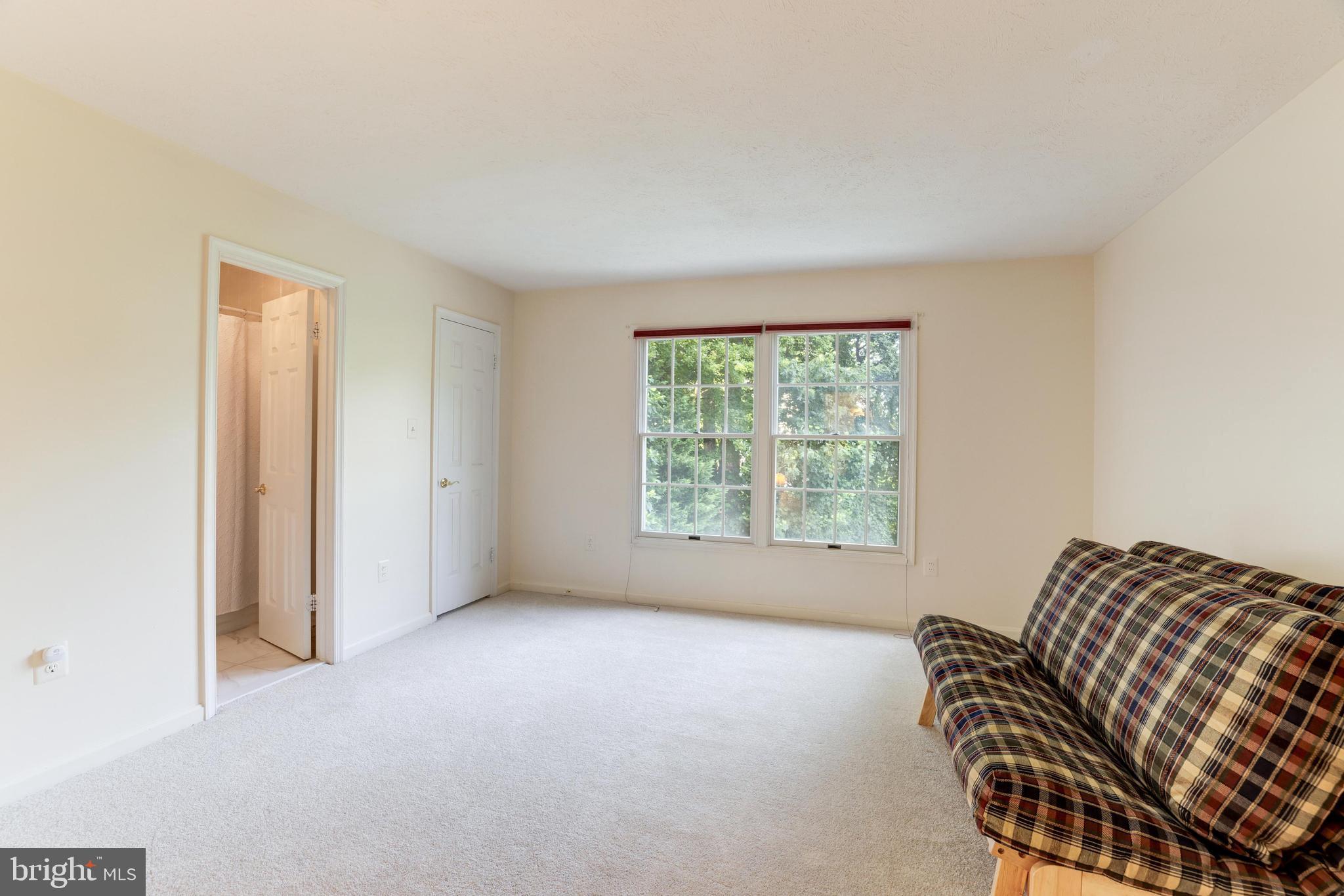 BURKE LAKE MEADOW - Residential