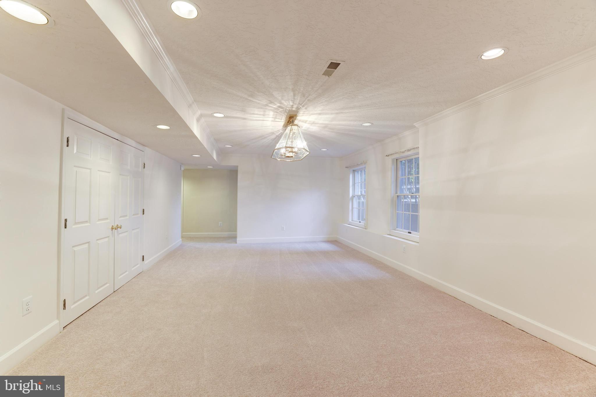 BURKE LAKE MEADOW - Residential