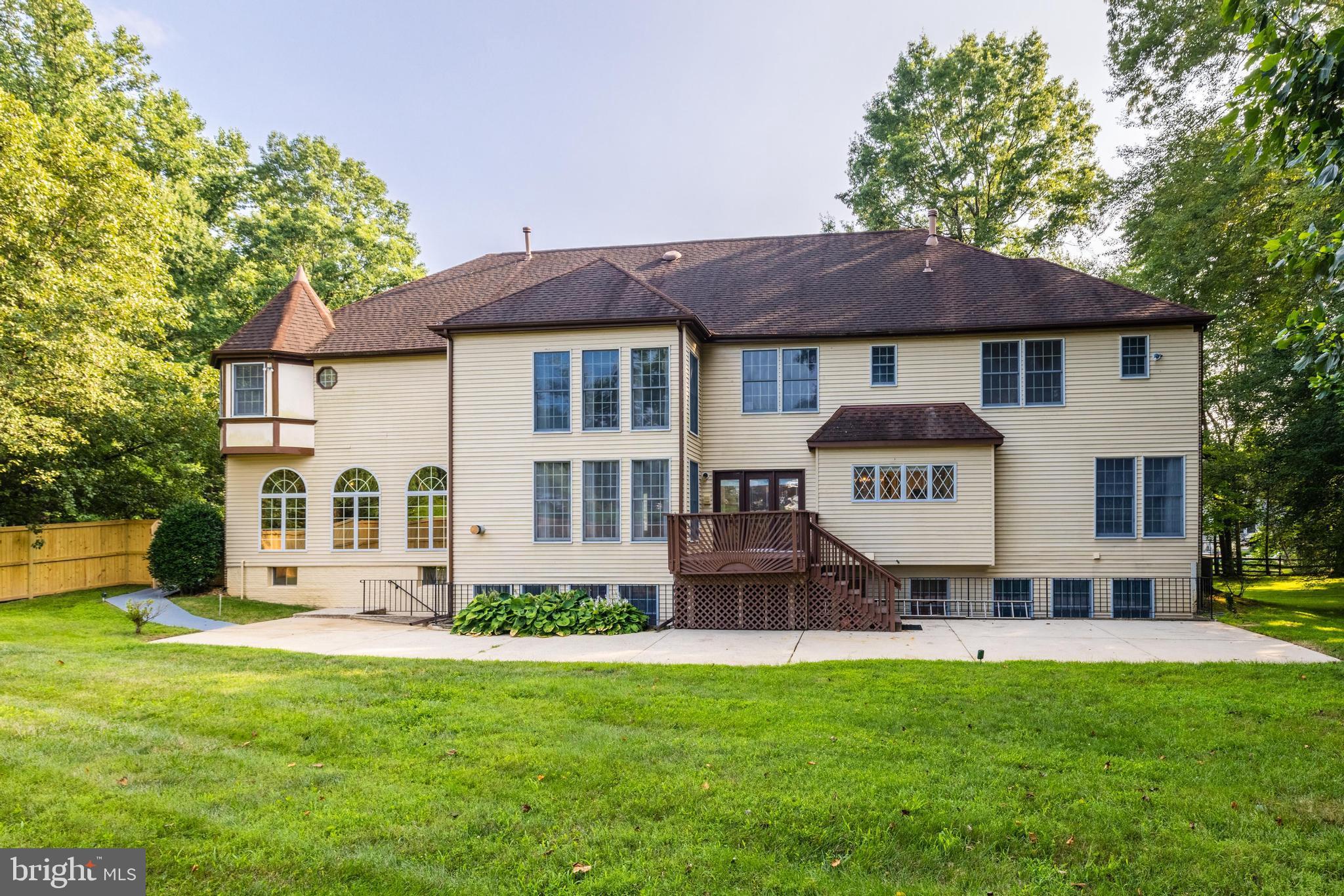 BURKE LAKE MEADOW - Residential