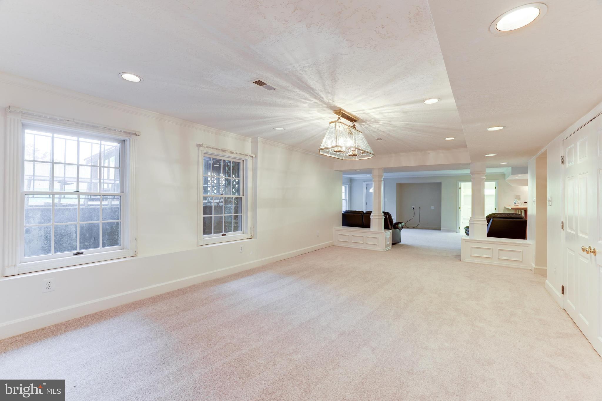 BURKE LAKE MEADOW - Residential