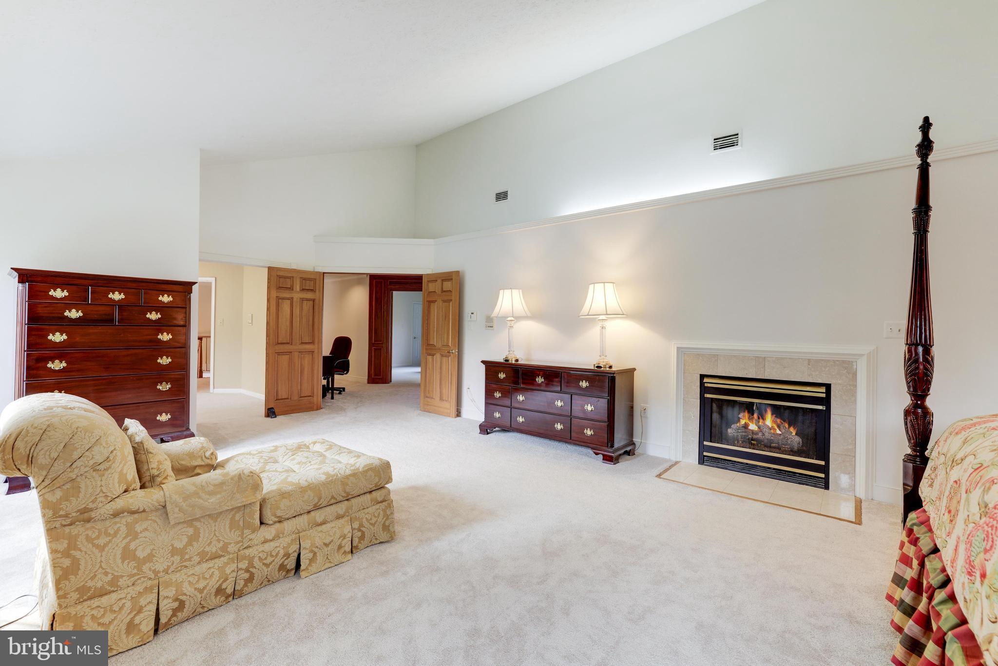 BURKE LAKE MEADOW - Residential