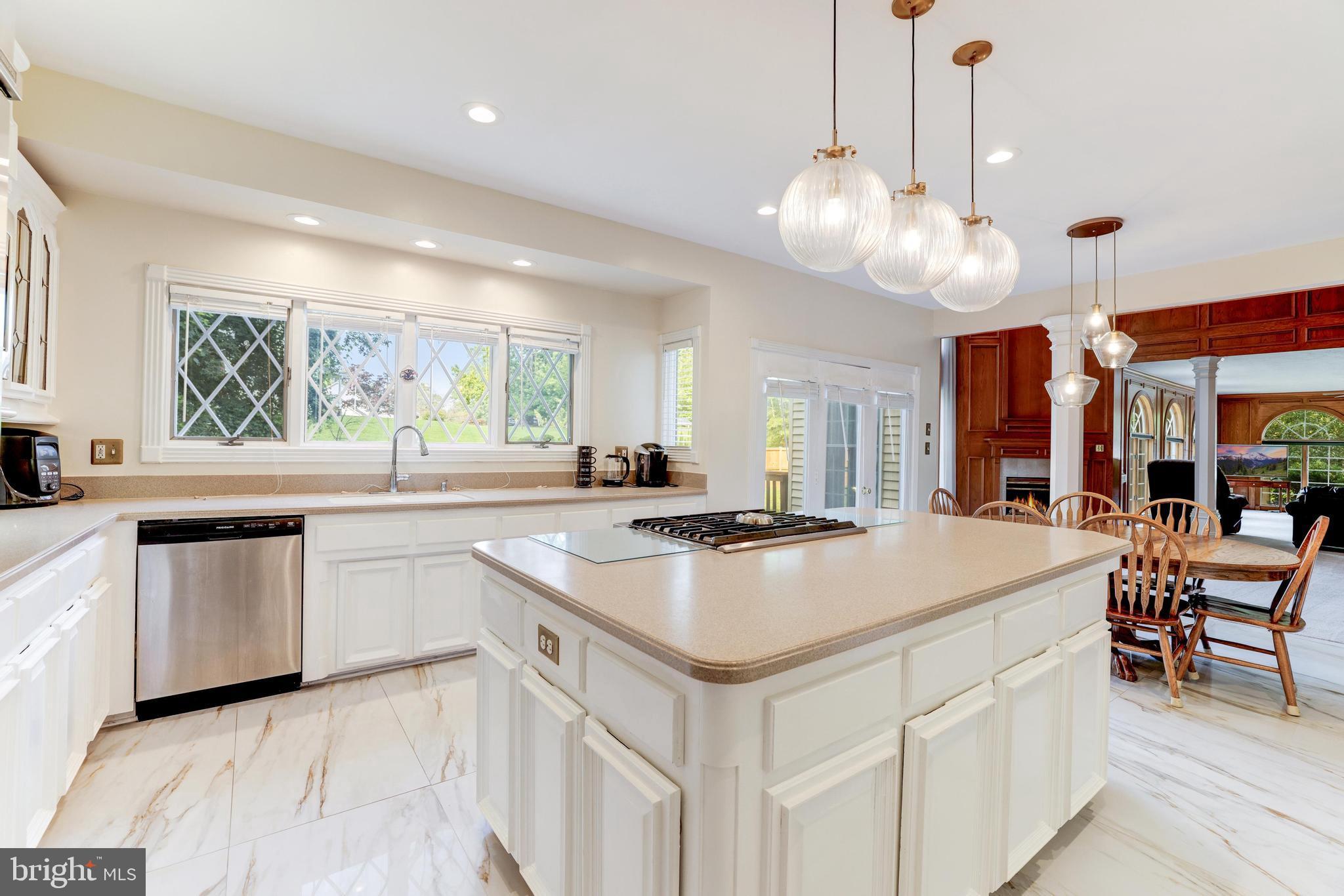 BURKE LAKE MEADOW - Residential