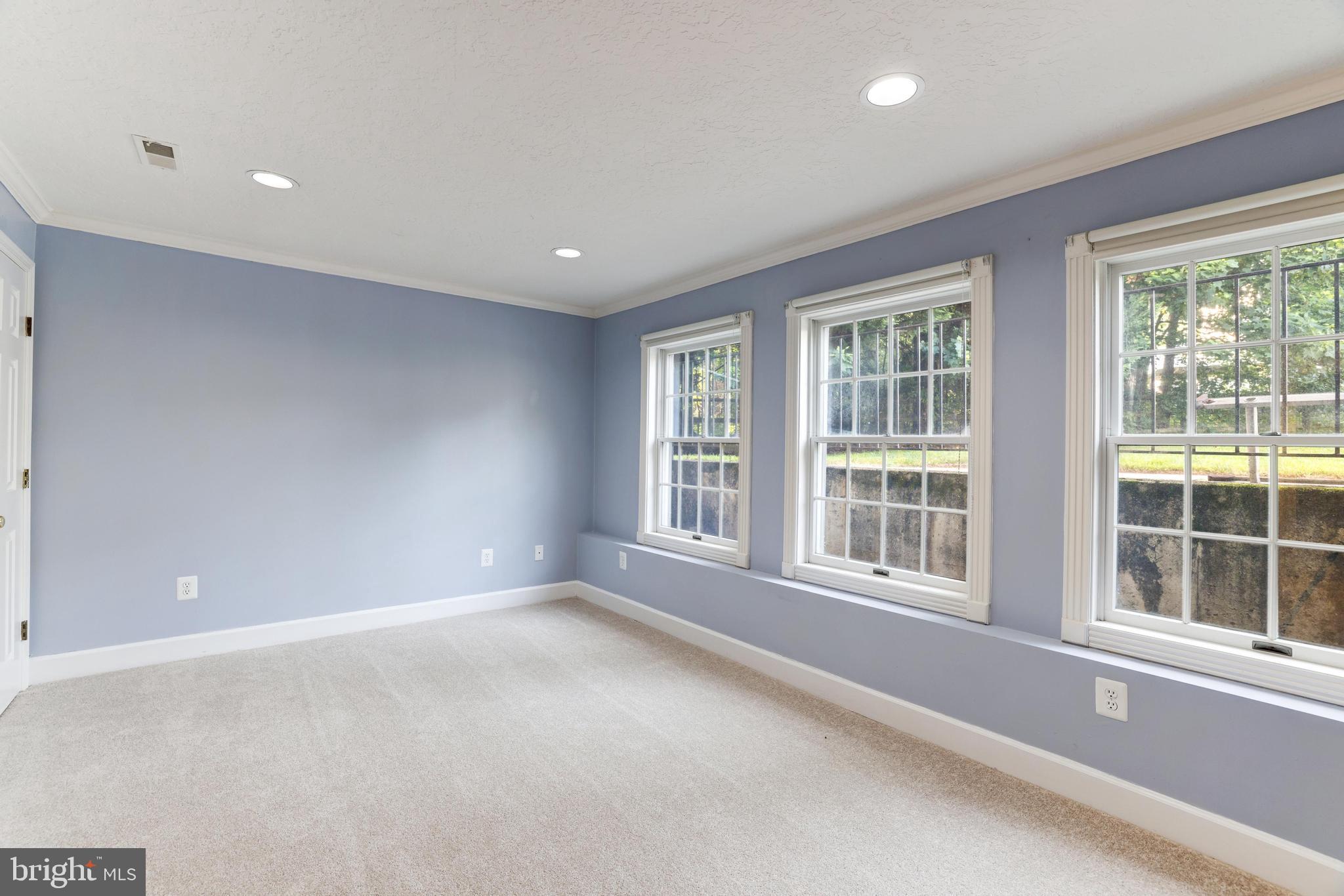 BURKE LAKE MEADOW - Residential