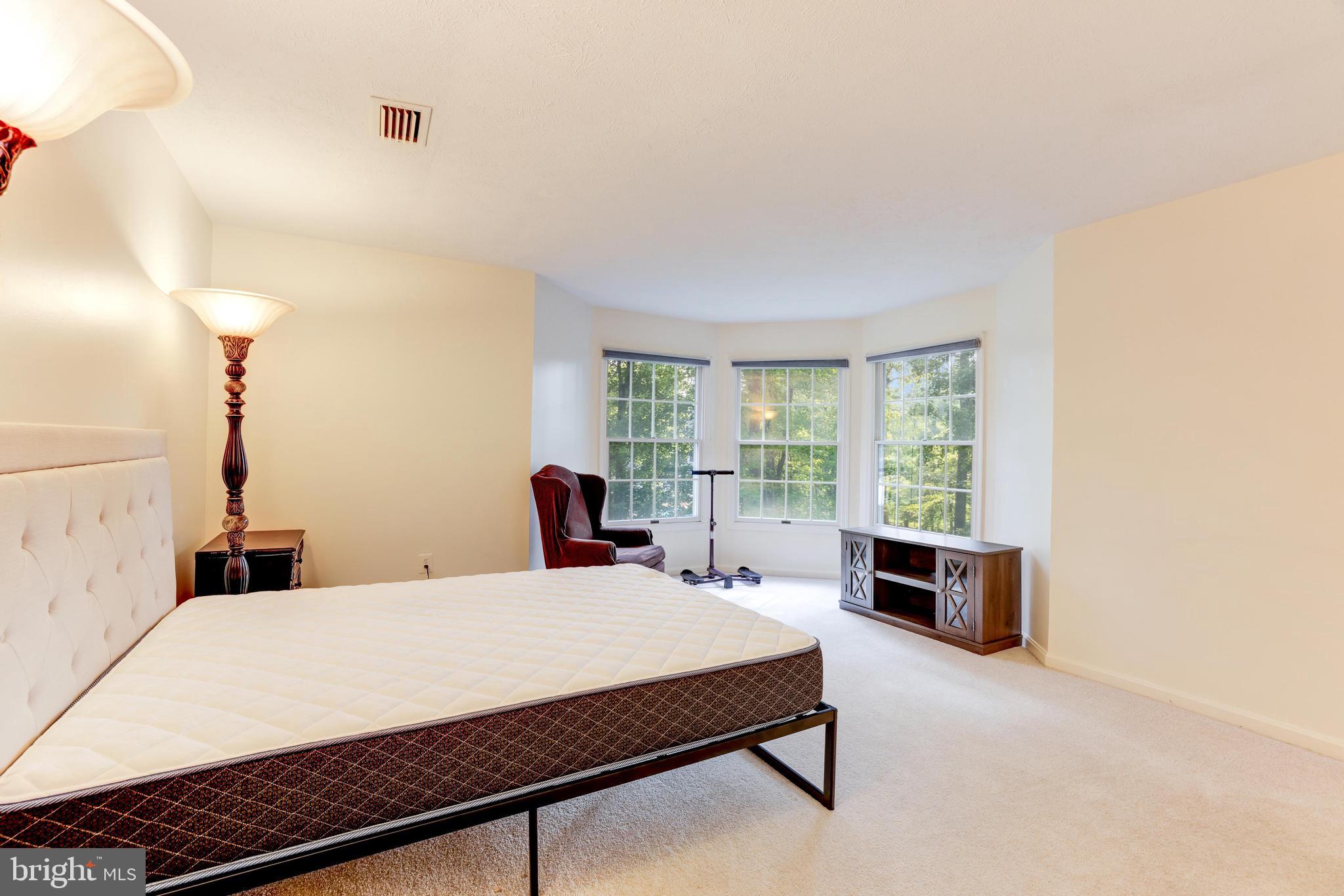 BURKE LAKE MEADOW - Residential