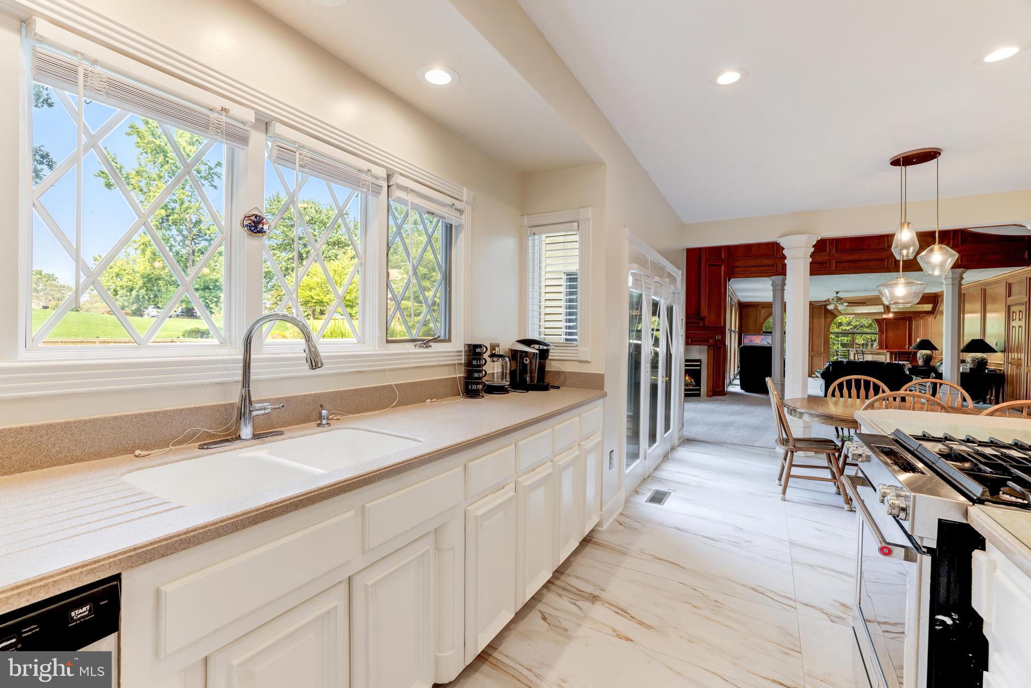 BURKE LAKE MEADOW - Residential