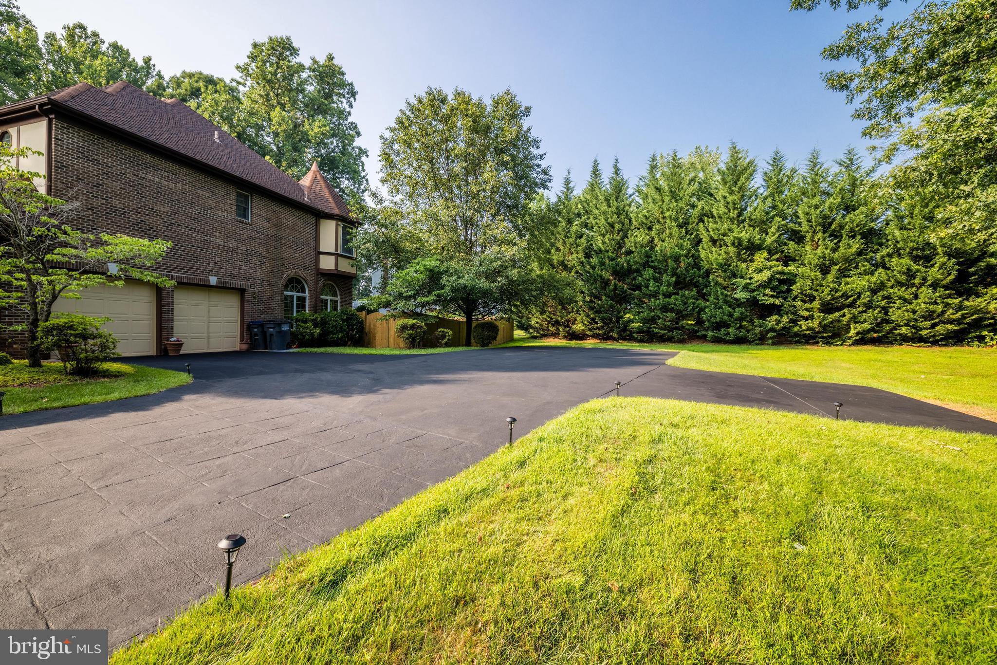 BURKE LAKE MEADOW - Residential