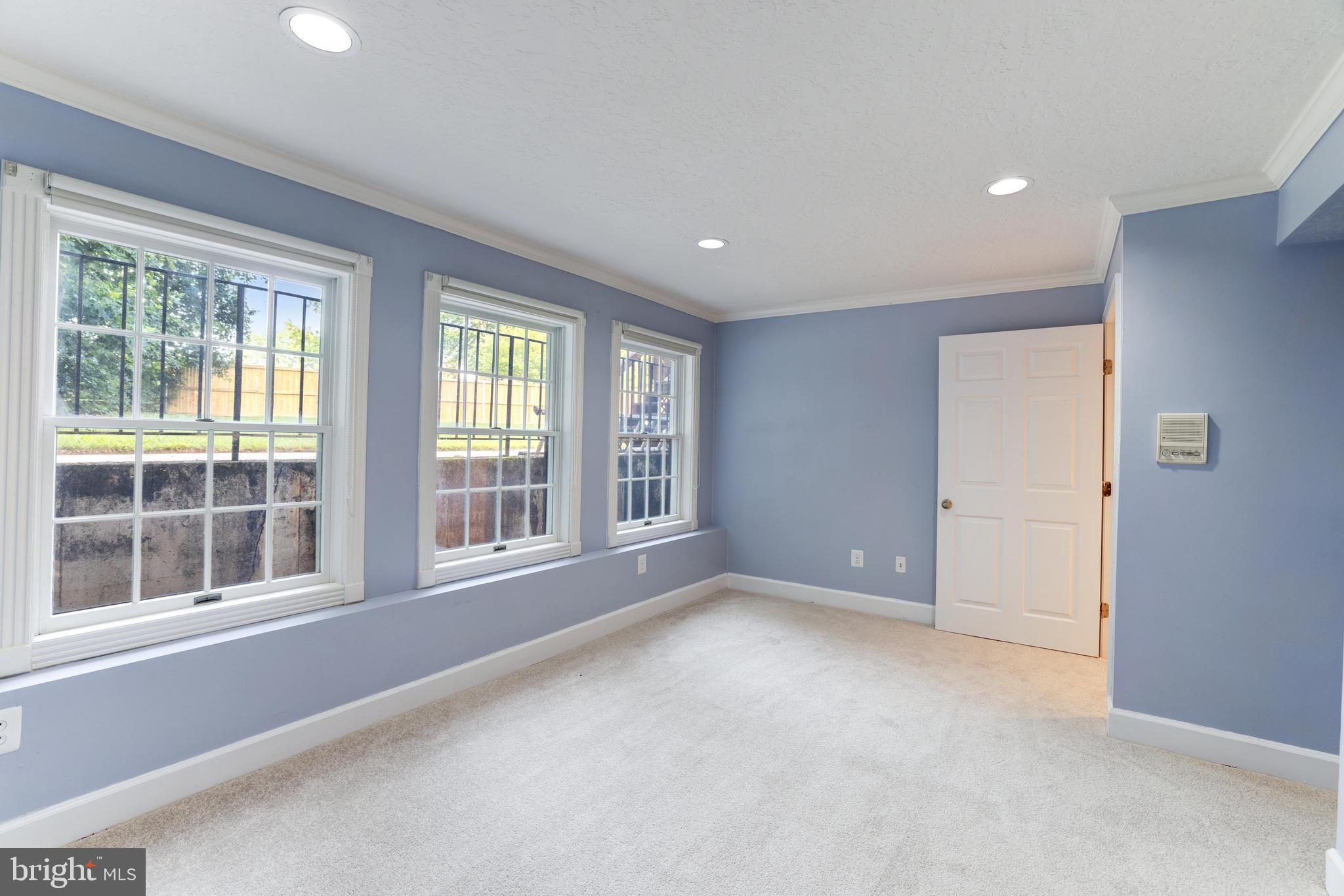 BURKE LAKE MEADOW - Residential