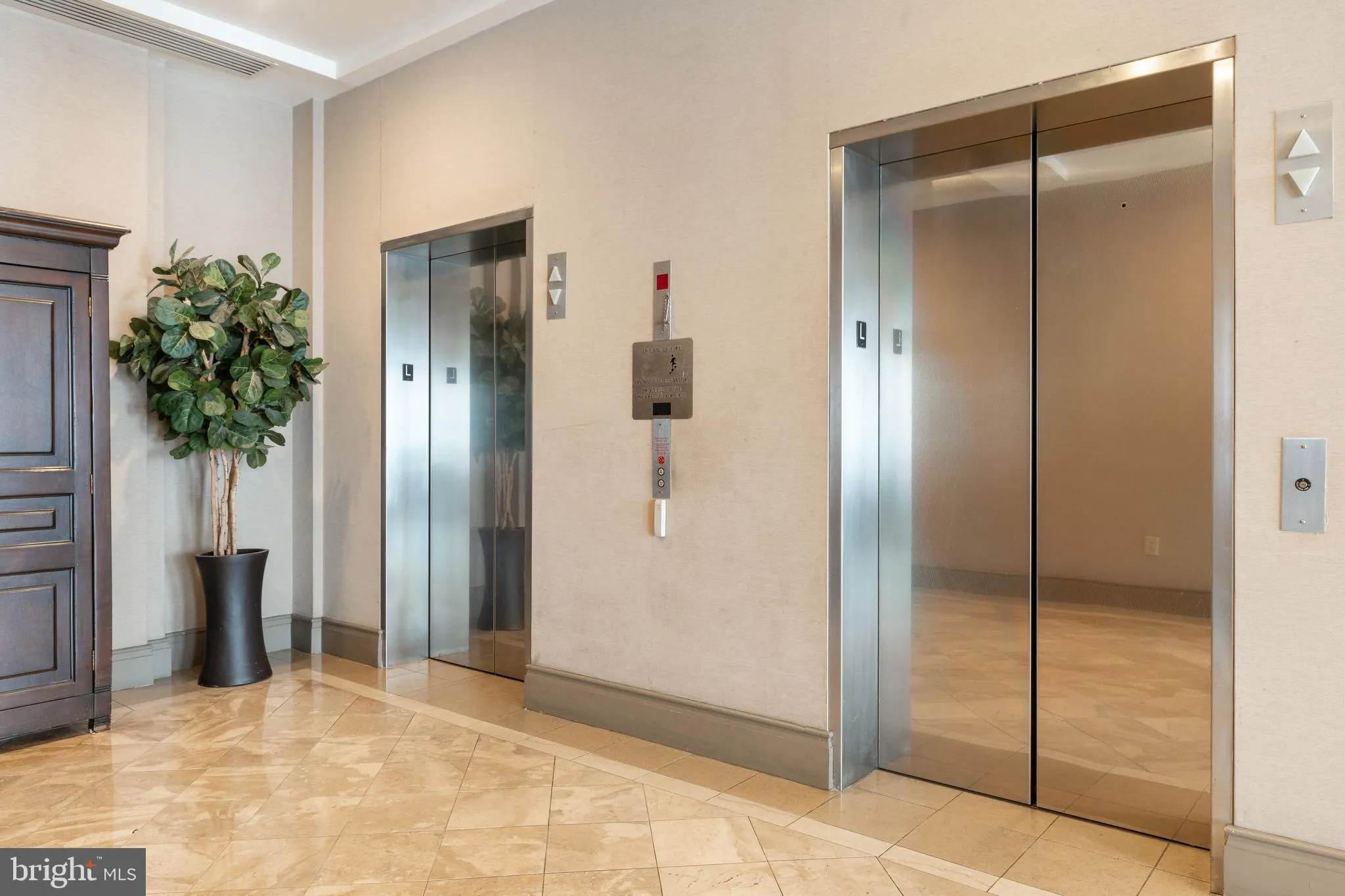 Philadelphia, Pennsylvania 19106, United States, 3 Bedrooms Bedrooms, ,3 BathroomsBathrooms,Residential,Contingent,84030