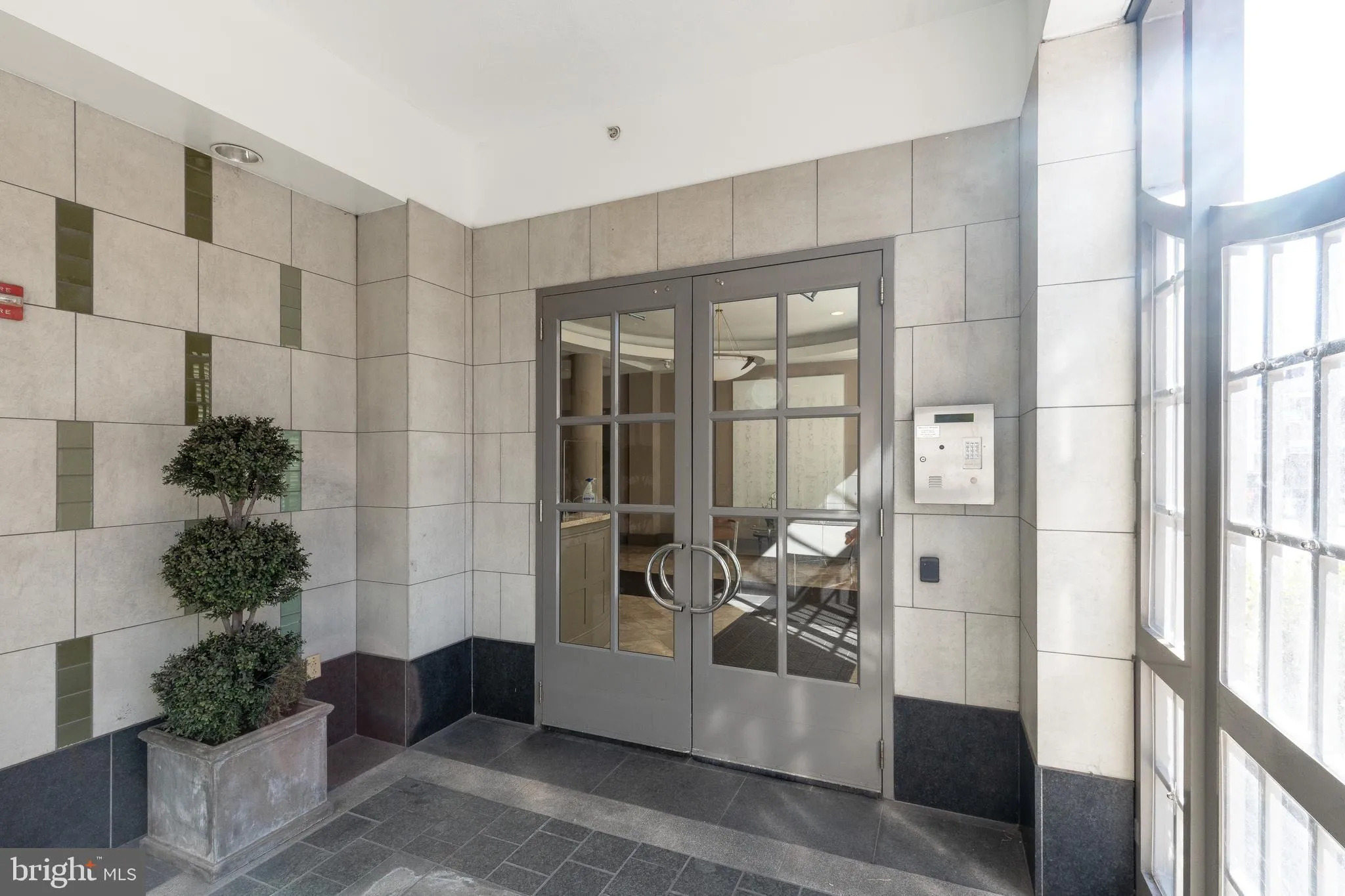 Philadelphia, Pennsylvania 19106, United States, 3 Bedrooms Bedrooms, ,3 BathroomsBathrooms,Residential,Contingent,84030