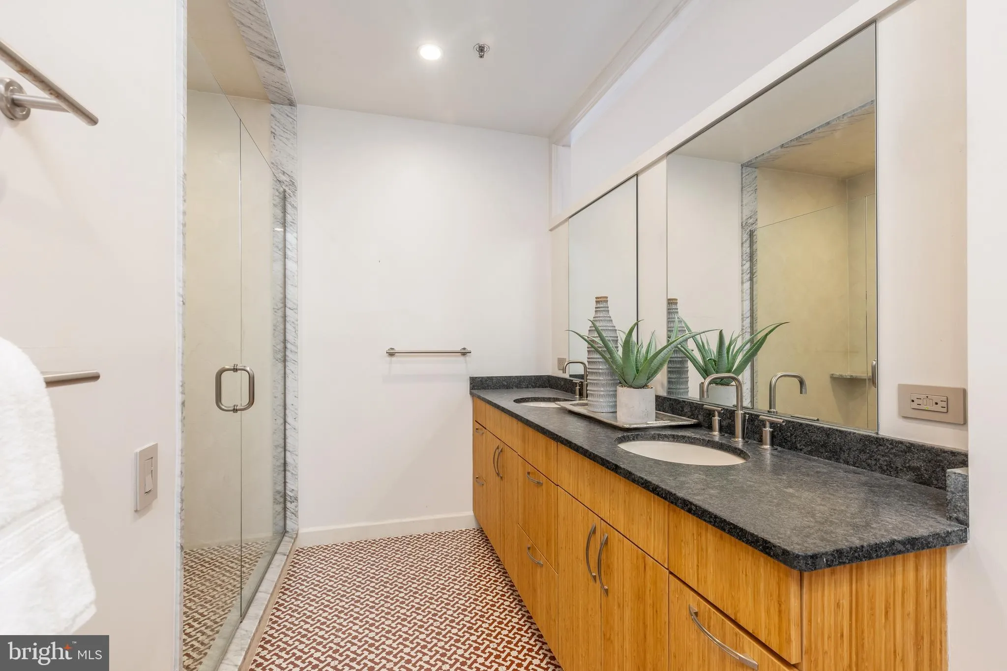 Philadelphia, Pennsylvania 19106, United States, 3 Bedrooms Bedrooms, ,3 BathroomsBathrooms,Residential,Contingent,84030