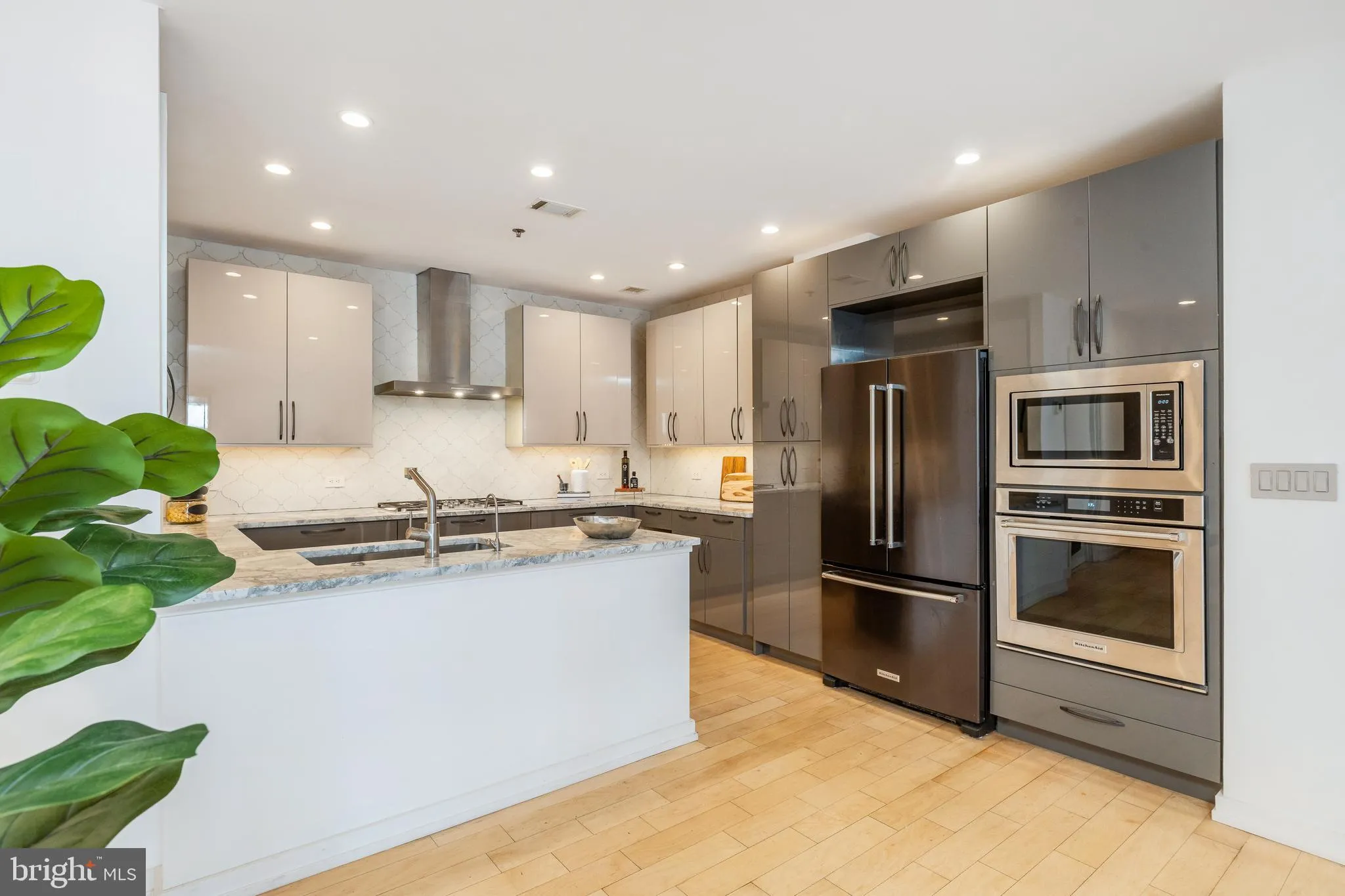 Philadelphia, Pennsylvania 19106, United States, 3 Bedrooms Bedrooms, ,3 BathroomsBathrooms,Residential,Contingent,84030