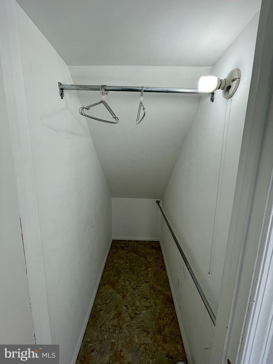 D EVEREUX WEST - Residential Lease