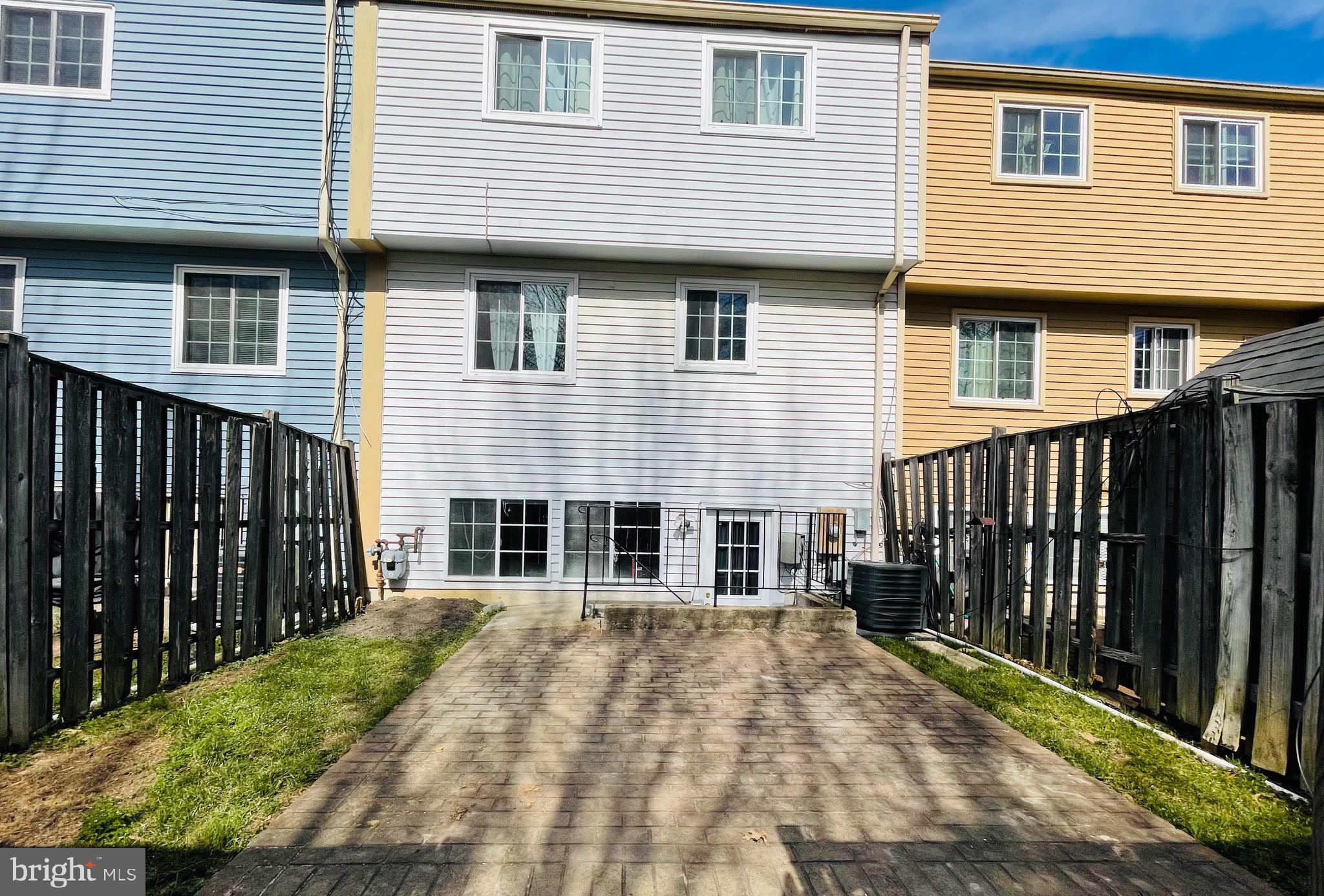 D EVEREUX WEST - Residential Lease