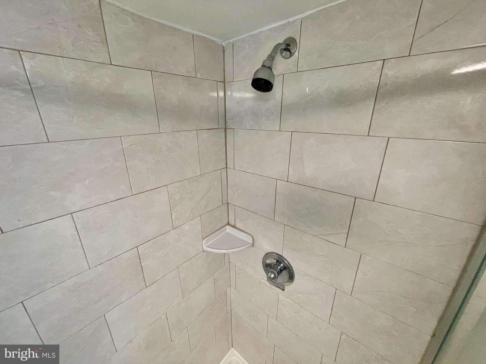 D EVEREUX WEST - Residential Lease