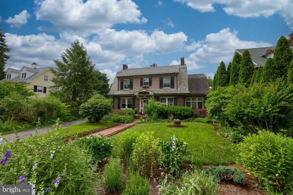 Photo of 1020 Wheatland Avenue, Lancaster, PA 17603 (MLS # PALA2052490)