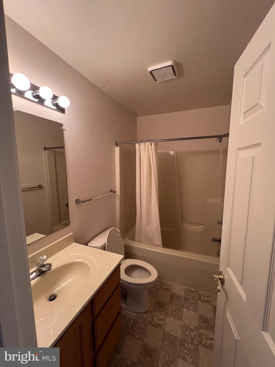 NORTH GATE TOWNE HOMES - Residential Lease