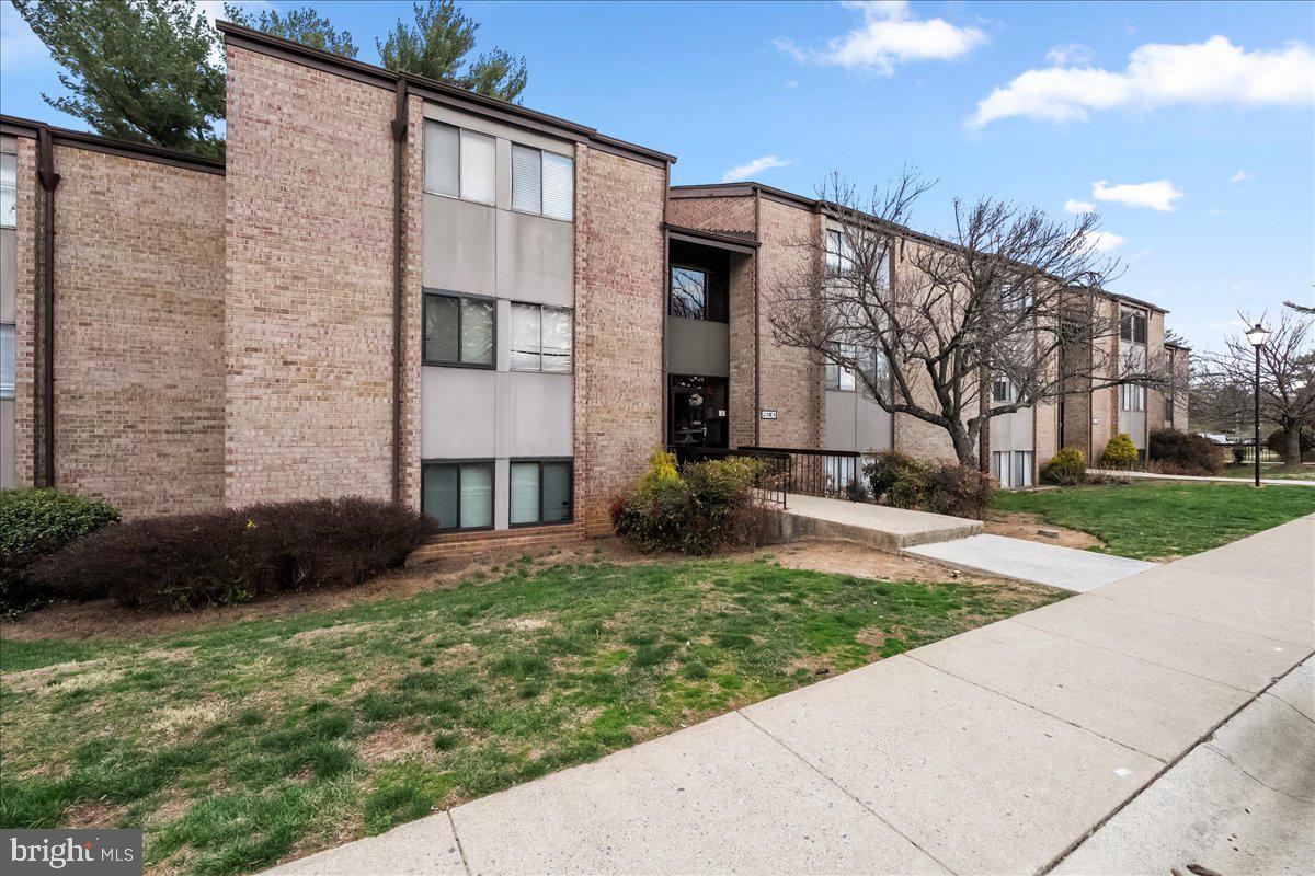 Priced To Sell Fast! Hot Updated Top Floor Condo, Spacious Kitchen with QUARTZ Counters, Stainless Steel Appliances, New Cabinets, Modern Tile Backsplash, Spacious Bedrooms, New Custom Paint, Updated Bathrooms, New Flooring, New Lighting, Washer and Dryer in Unit, Skylights, Floor to Ceiling Windows, All Utilities Included in COA Fee, Much More!! Close to Schools, Shopping, and Commuter Routes. This Will Not Last!