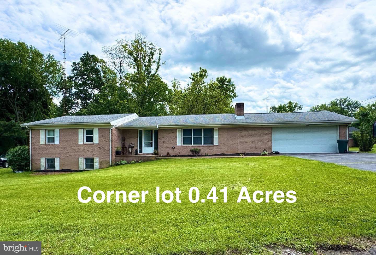Charming Rancher Home at 103 Myriah Drive, Martinsburg, WV!
Welcome to this 3-Bedroom, 2 Bathroom Brick Home, nestled on spacious 0.41 Corner Acres Lot in Pike View Acres neighborhood!
Some Features You'll Love:
- Spacious layout with 1680sqft of finished living space
-Freshly Painted interior
-Some updated lighting
- Champagne Toast Oak Wood Flooring throughout most of the home and New Vinyl Plank Flooring in Kitchen and Bathroom
- Cozy Fireplace - wood burning fireplace
- Modern Kitchen with essential appliances, including a dishwasher, microwave, electric stove and Refrigerator
- Attached 2- Car Garage with front entry and asphalt driveway
- Finished All season sunroom - perfect for relaxing
Home is Conveniently located near shopping, dining, and major commuter routes!
Price at $330,000 - This is a fantastic opportunity to own your own home. Schedule a showing today!