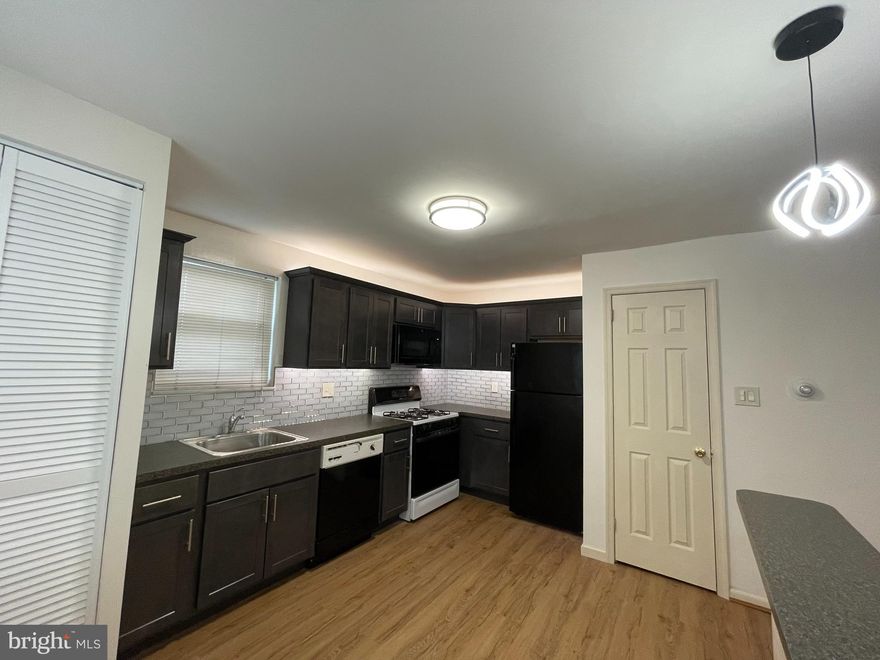 2-bed, 1-bath townhouse with 900 sq ft, hardwood floors, and ample closet space. Features new kitchen, stacked washer/dryer in-unit, and off-street parking.