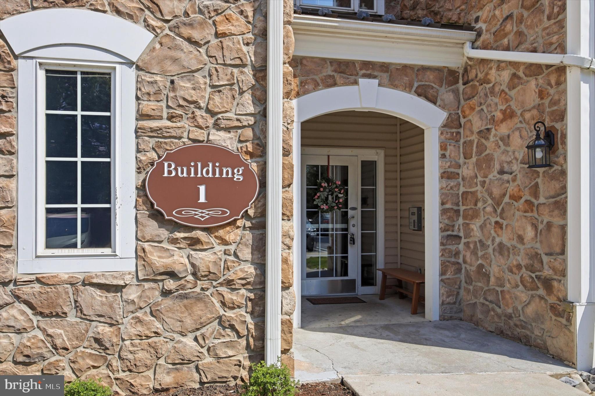 121 E CREEKSIDE DRIVE 121