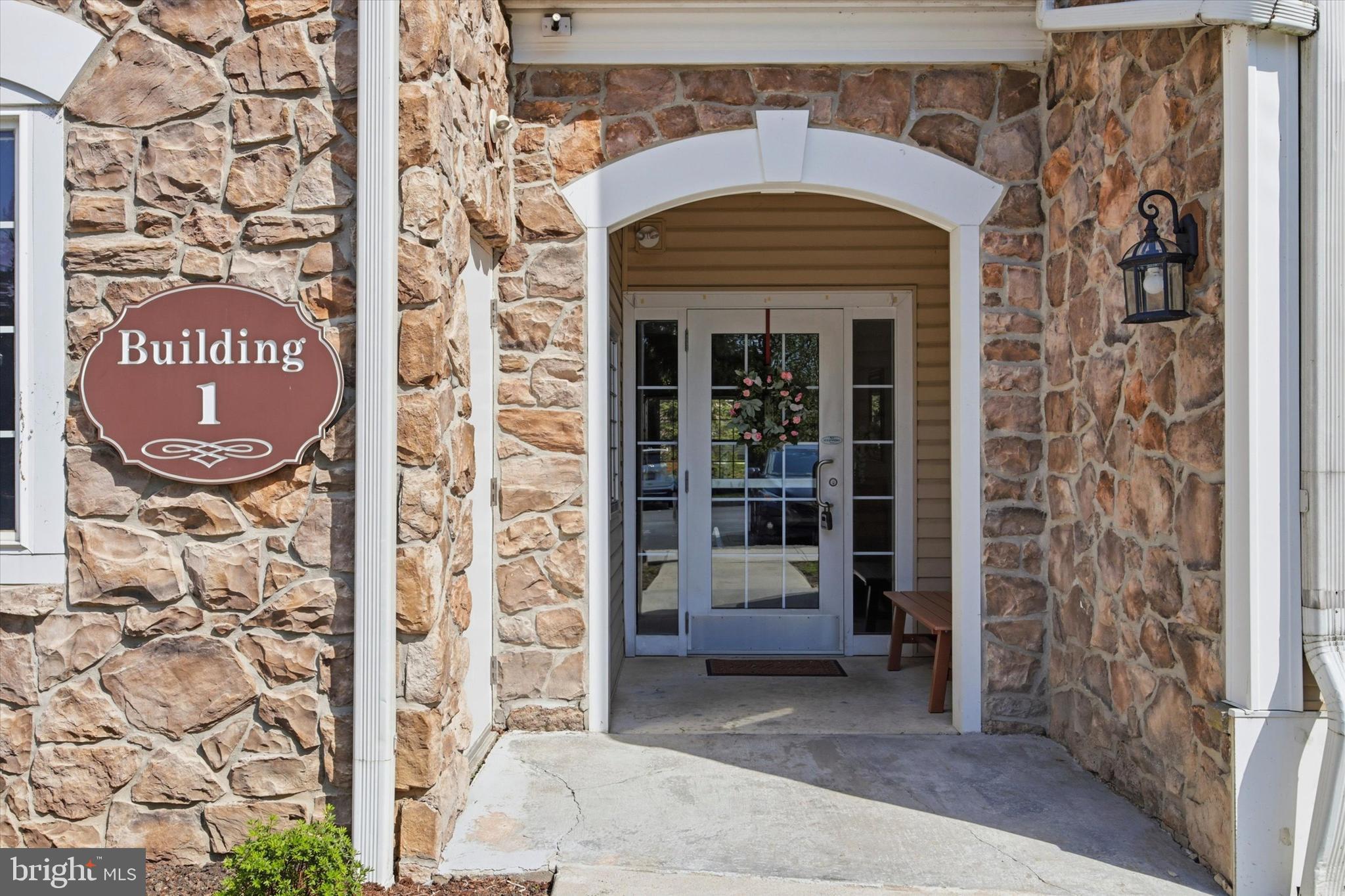 121 E CREEKSIDE DRIVE 121