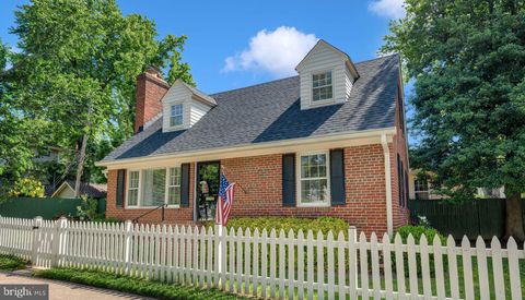 Photo of 4 E Walnut Street, ALEXANDRIA, VA 22301 (MLS # VAAX2060786)