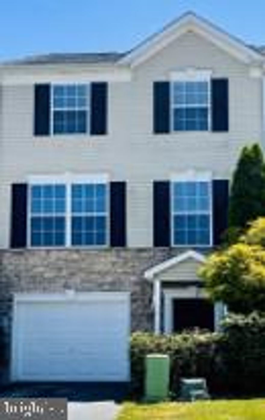 Three bedroom, two and a half bathroom townhouse.
Note: Applicant must fill out an application and be approved by PRIOR to viewing the property. The online application can be found on our website. You can apply for this property under the property description.