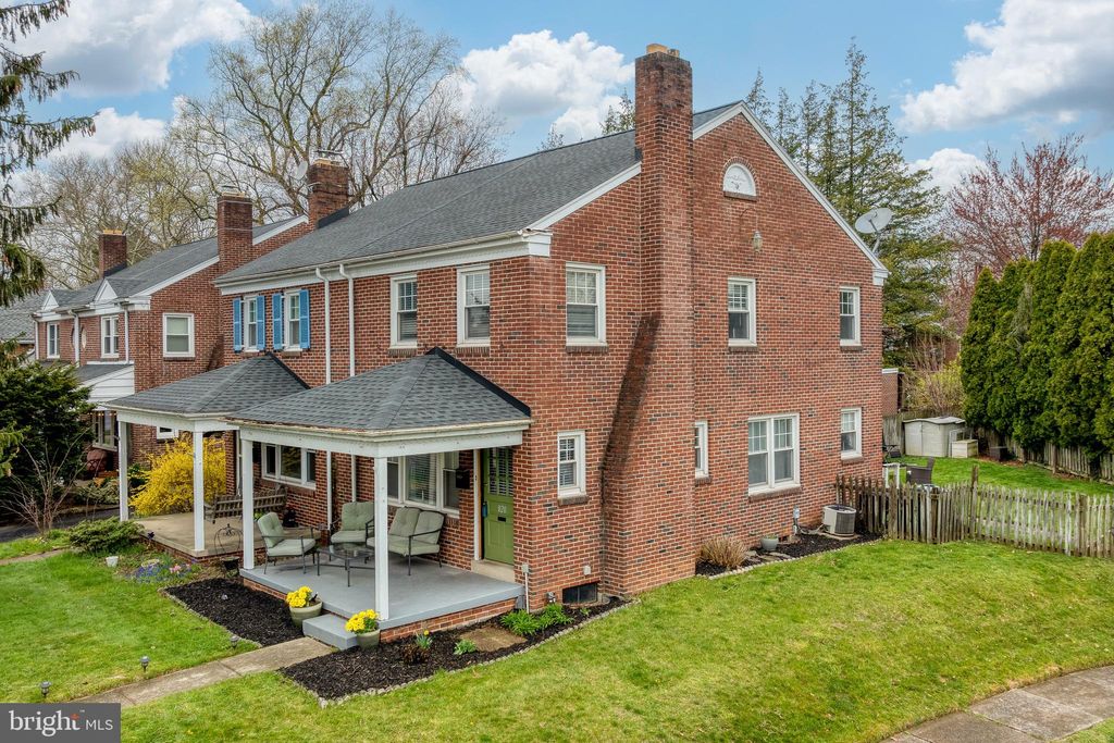 Photo of 820 Fountain Avenue, Lancaster, PA 17601 (MLS # PALA2049026)