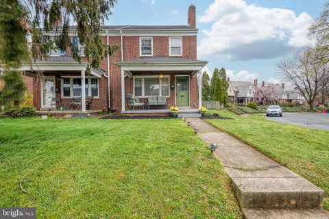 Photo of 820 Fountain Avenue, Lancaster, PA 17601 (MLS # PALA2049026)