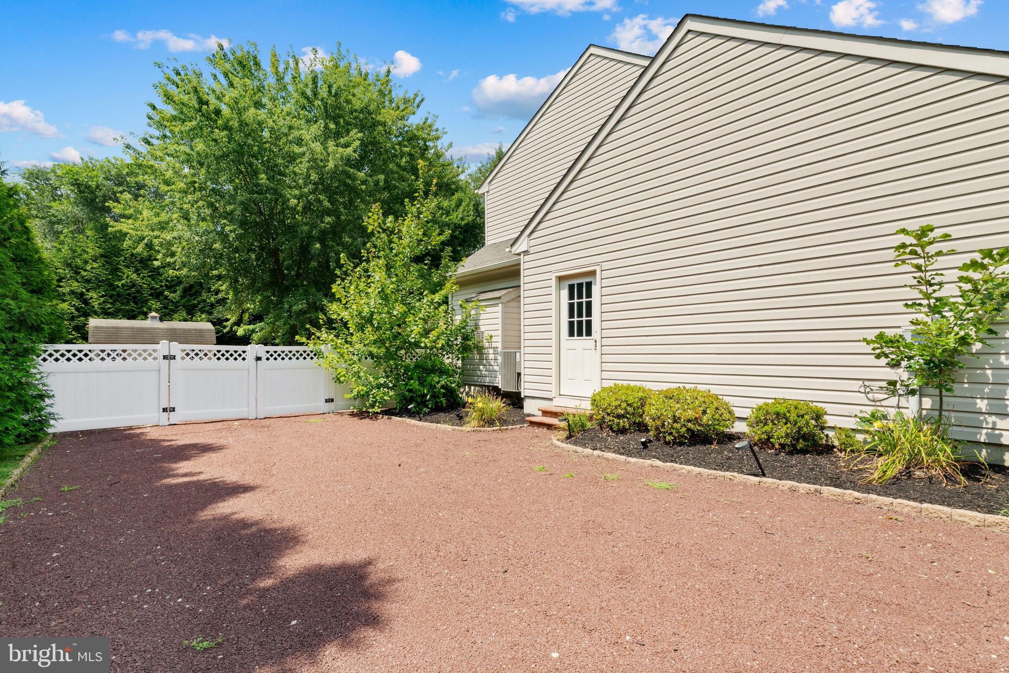 858 FOXMOOR DRIVE