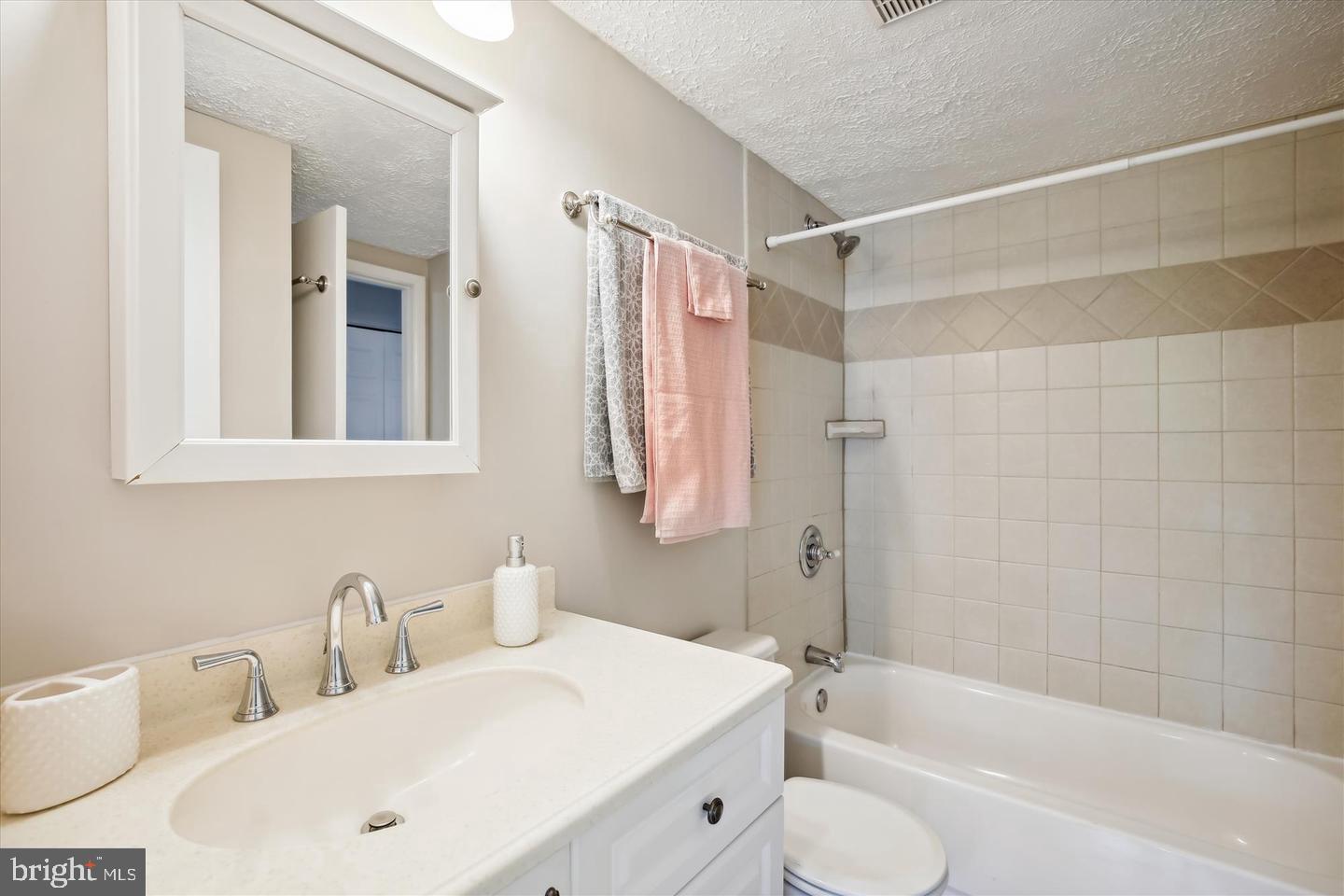 GUNNERS LAKE VILLAGE - Residential Lease