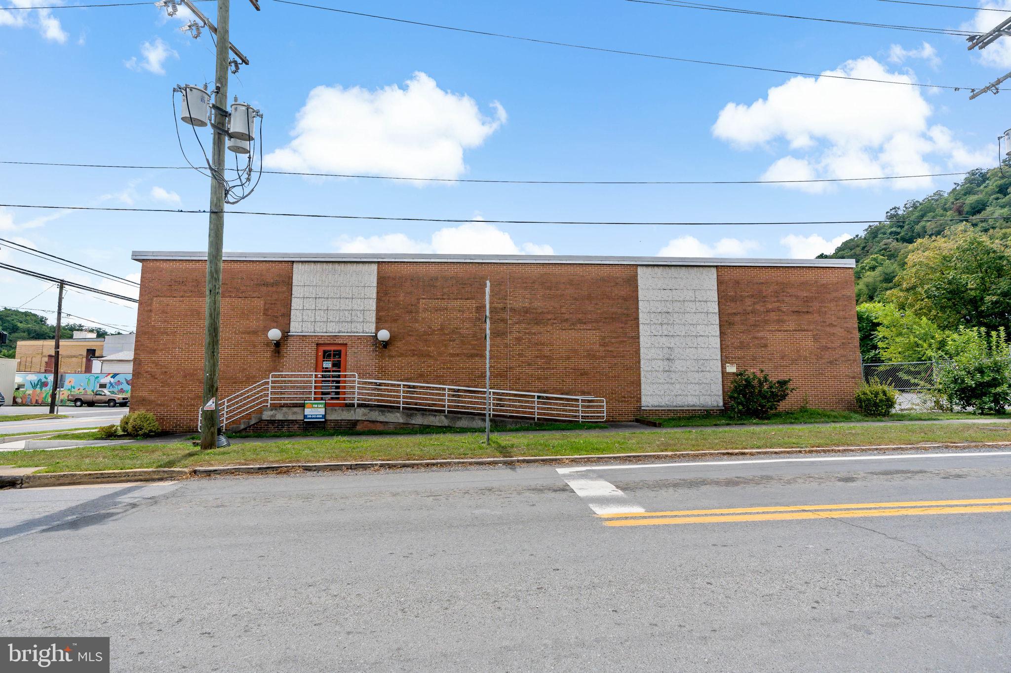 Main image without alt text