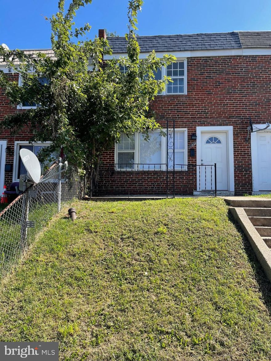Beautiful and well maintained property, located in a nice neighborhood close to public transportation.
The property was renovated in 2019
A new A/C was installed, a new roof was replaced, and the  bathroom and kitchen were renovated.
property is good for first time home buyers or investors for rental income.
The seller prefers to close with the north frontier title company.
