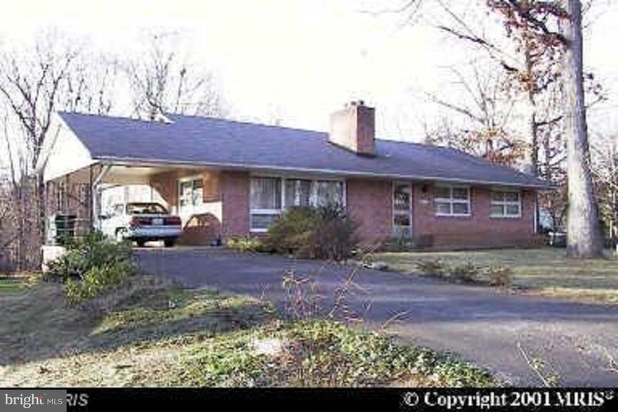 House for rent in prime location in Fairfax! Close to Fair Oaks Mall and Route 50, Route 29, and Route 66. The house has 3 bedrooms and 3 bathrooms, a large basement, a spacious sunroom, 2 kitchens, and a large backyard.