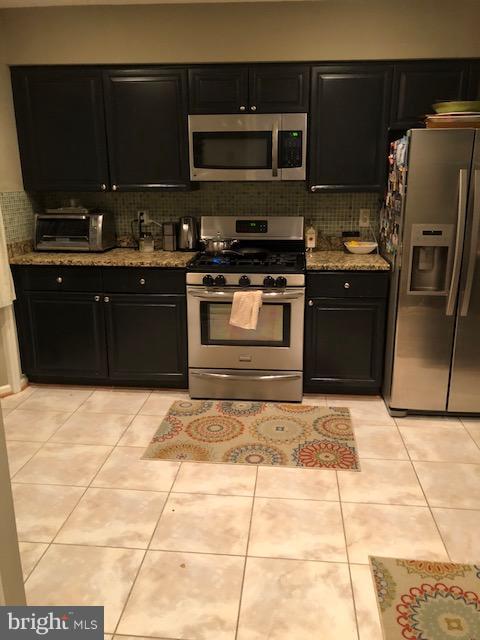 WELLINGTON COMMONS - Residential Lease