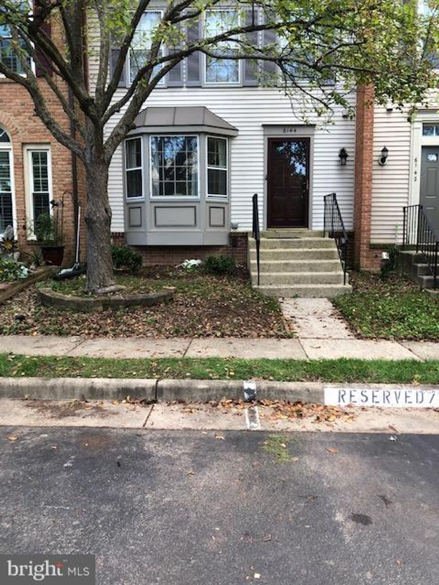 Charming Townhome with 3 finished levels  hardwood floor on the main lvl  kitchen with  granite counters and  stainless steel appliances.  close to metro station , public transportation 95/495 , Shopping, restaurants and movie Theatre.