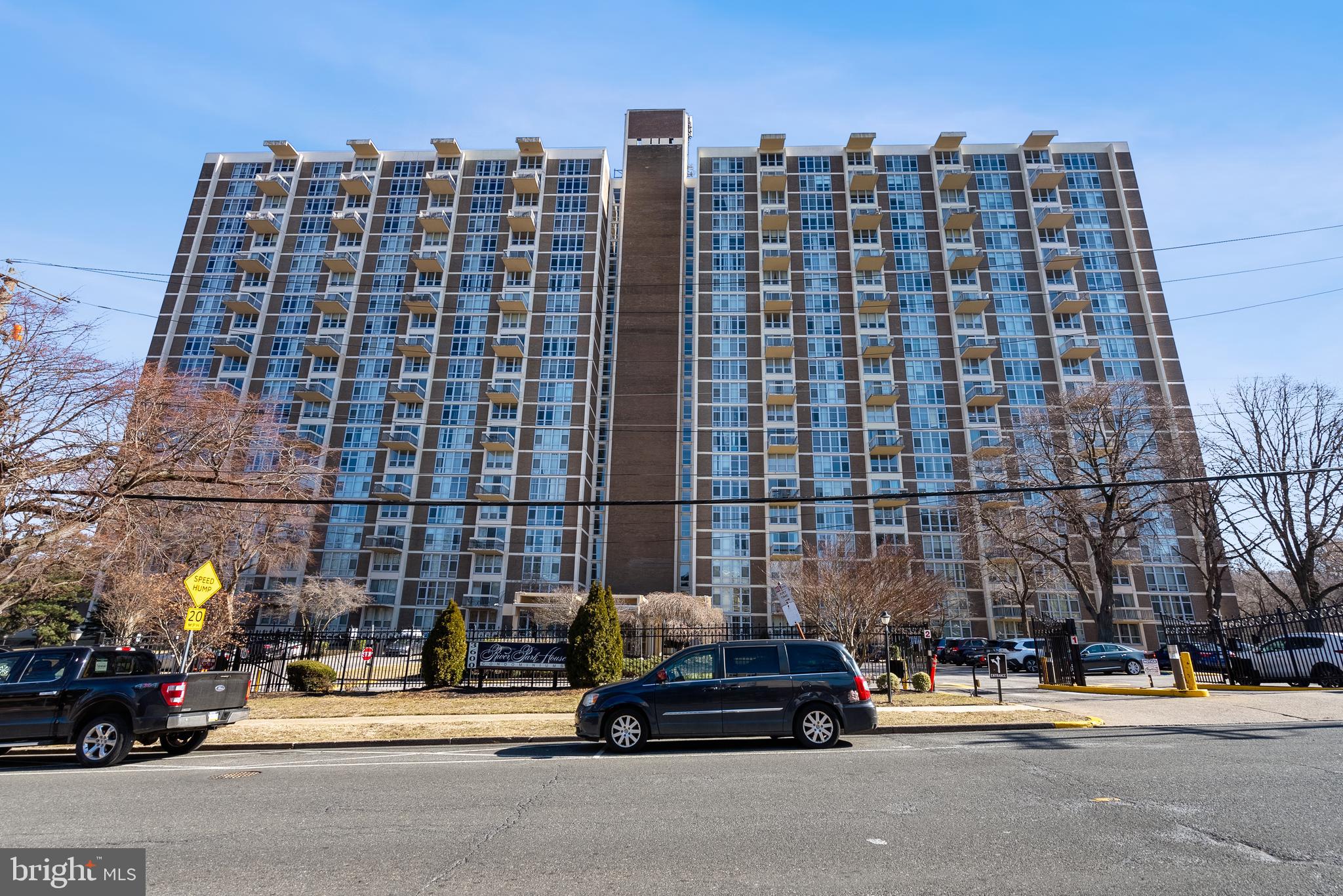 Well-Maintained 1-Bedroom Condo on high floor with nice view and upgraded kitcchen, new bath, new appliances, washer/dryer, new carpets, and freshly painted. Move-in Ready! Cable TV fee is $50.89 a month and the monthly condo fee is $728.74.