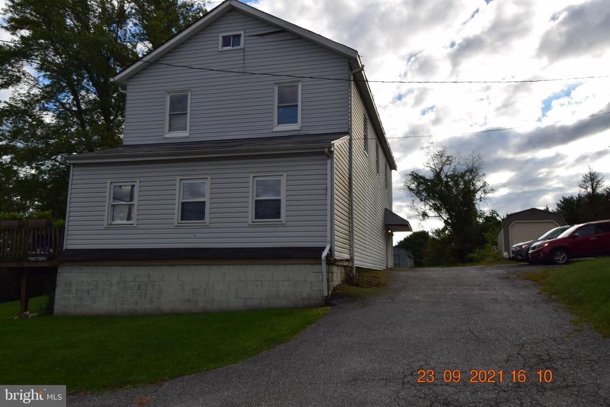 Second floor 2 Bedroom 1 Bath Apartment.  Fresh paint Newer Carpet. Stacked Washer and Dryer. Just outside of Damascus. Close to shopping and Schools. Nice deck with great views. Very quite and private setting.  Plenty of parking.