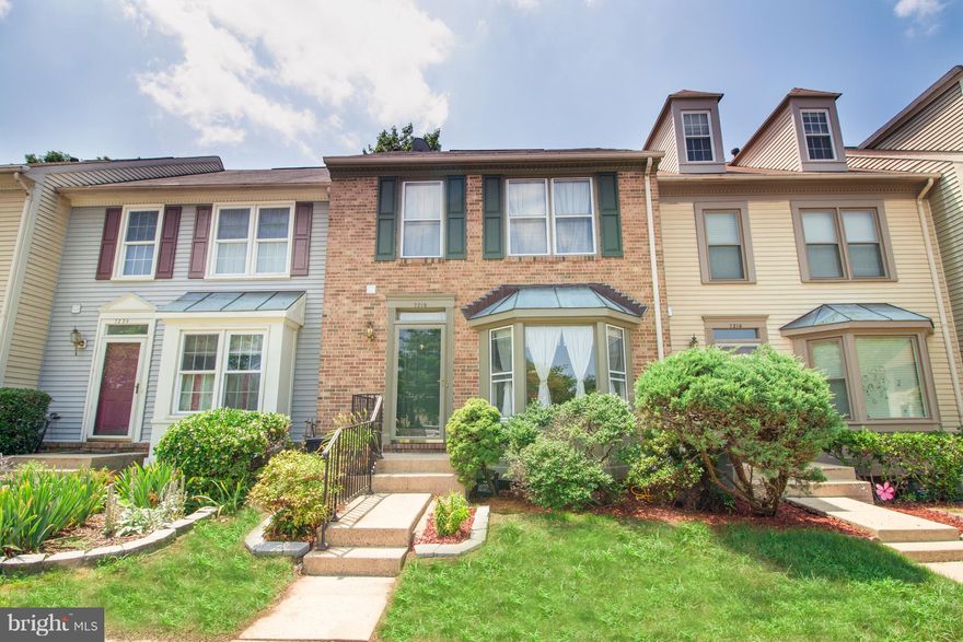 NEW PRICE! LOW HOA FEE! You'll love this Townhome nestled in the heart of Kingstowne. This 3-bedroom, 3.5-bathrooms home offers beautiful hardwood floors,new roof, new carpet, large eat-in-kitchen, Newer SS Appliances, Freshly painted. The back of this home is greatly facing greenery. Basement w/ceramic tile and full bathroom. Kingstowne amenities: pools, clubhouse, gym and more!A MUST SEE!