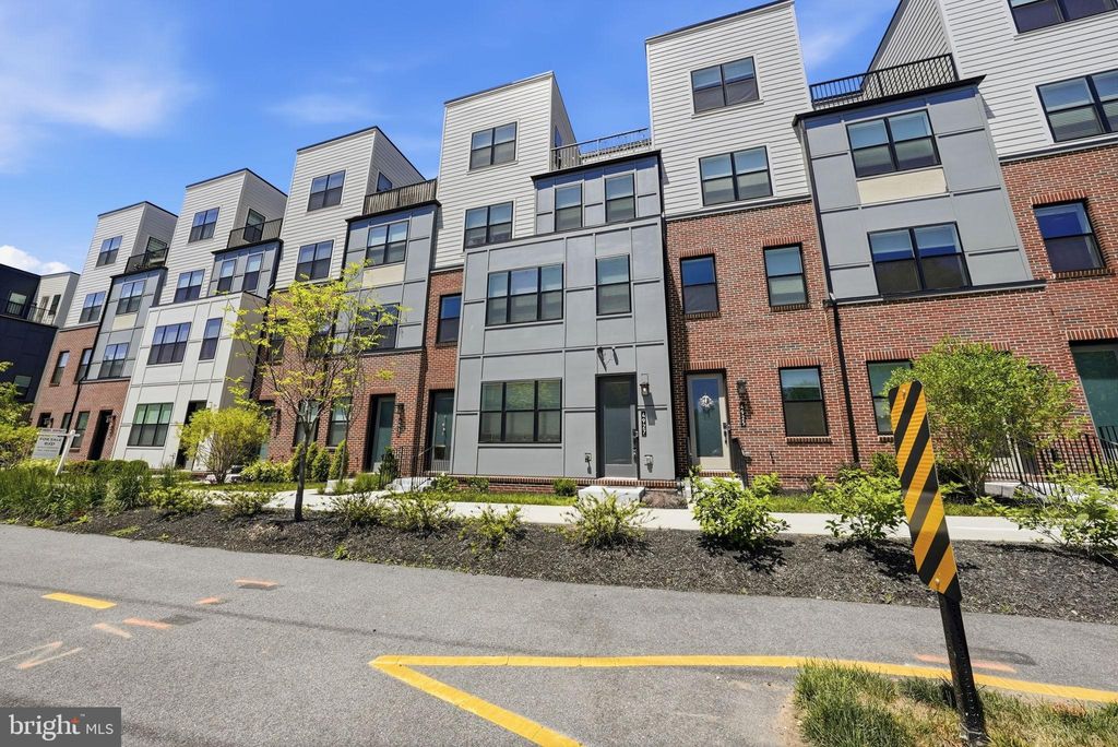 Photo of 4927 Eisenhower Ave, ALEXANDRIA, VA 22304 (MLS # VAAX2059974)