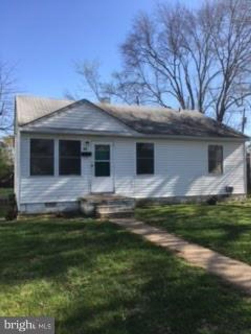 Single Family Home Features 3 bedrooms and 1 bath, Living Room, Dining Room Combo. Updated Kitchen and Fresh paint and updated appliances.  Front and Back yards. Close to Dixon Park, downtown, public transportation and VRE