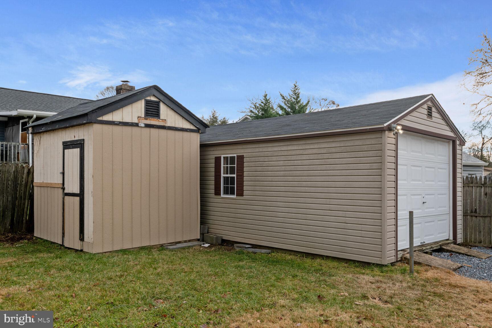 WOODLAND BEACH - Residential