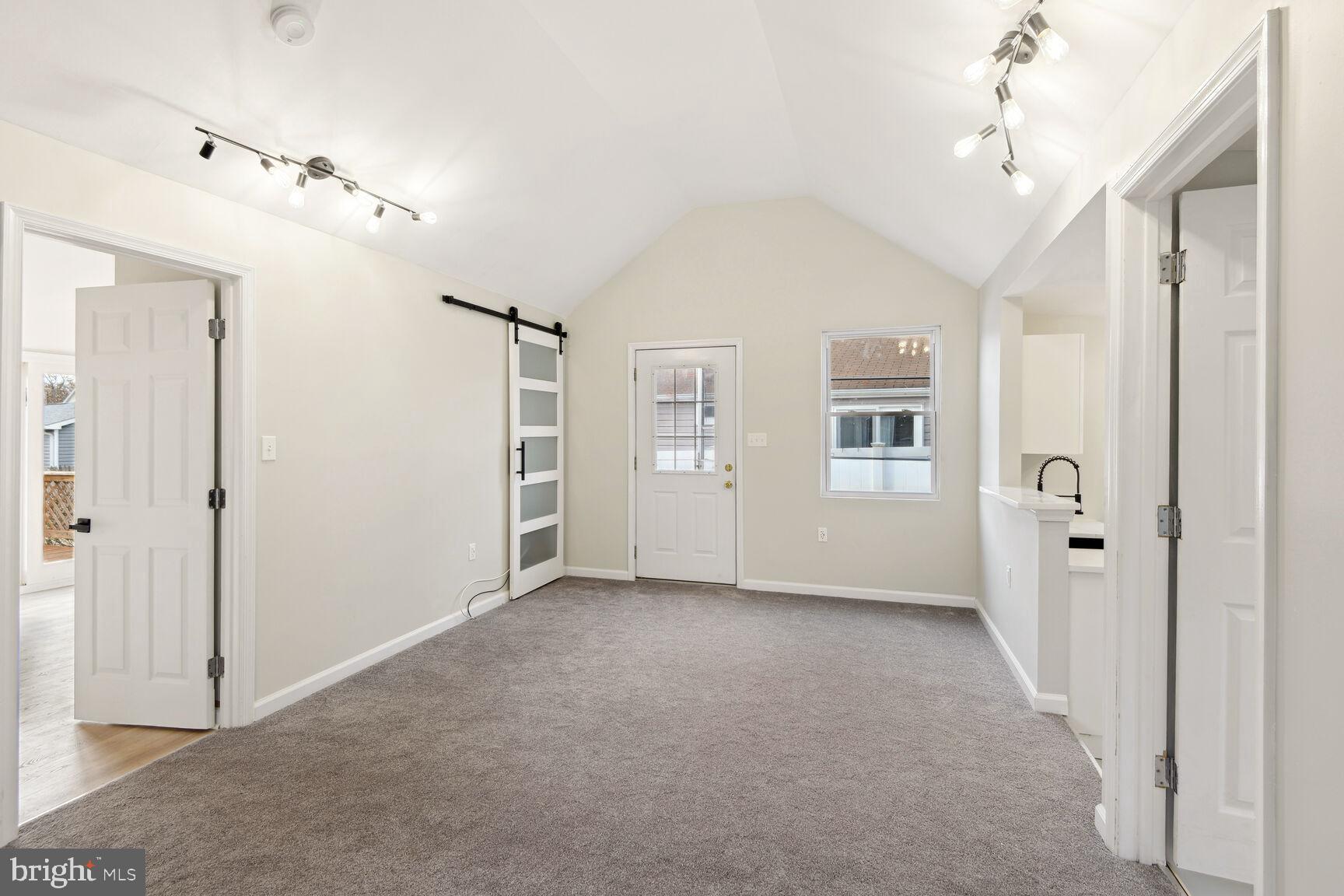 WOODLAND BEACH - Residential