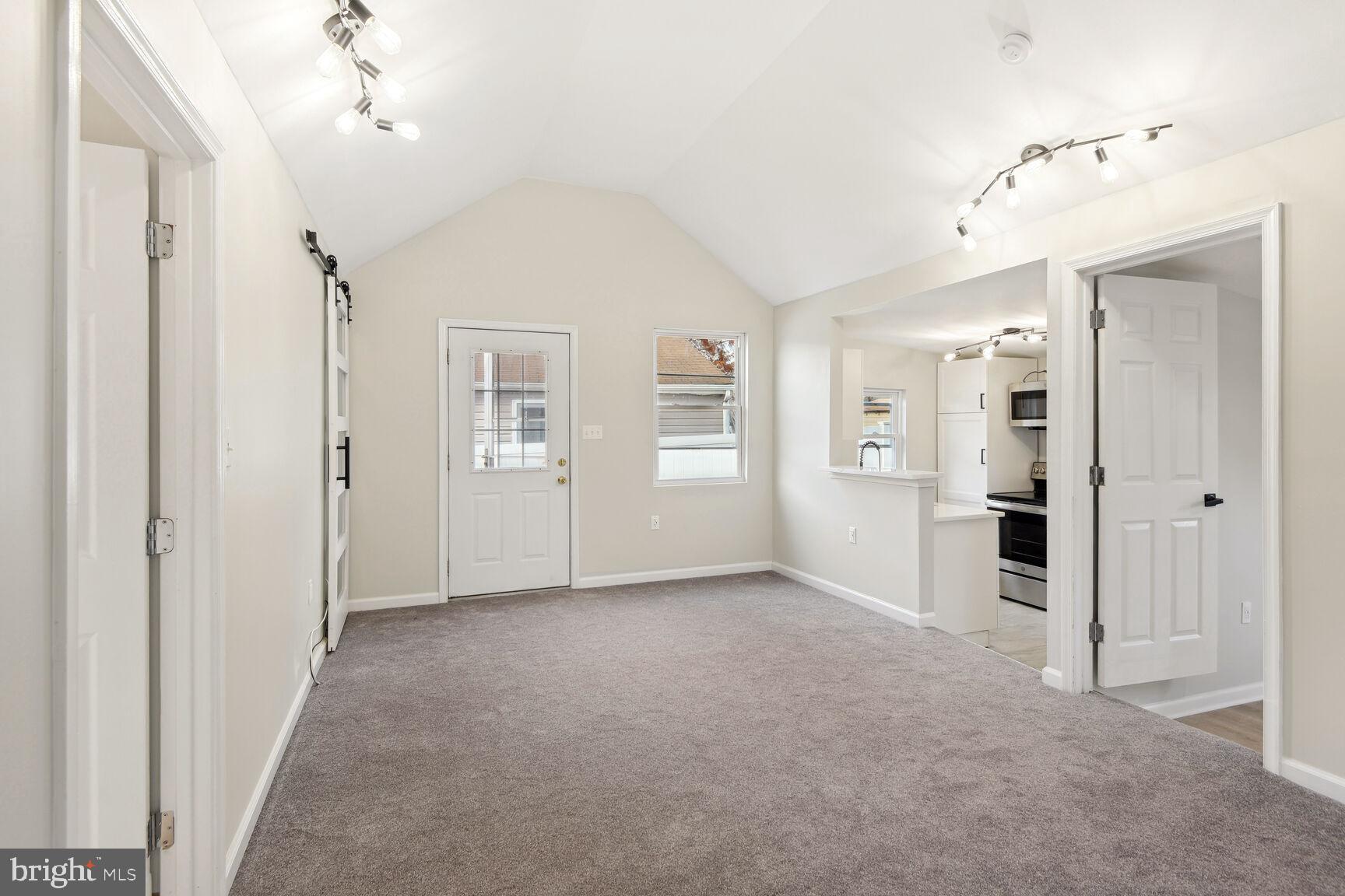 WOODLAND BEACH - Residential