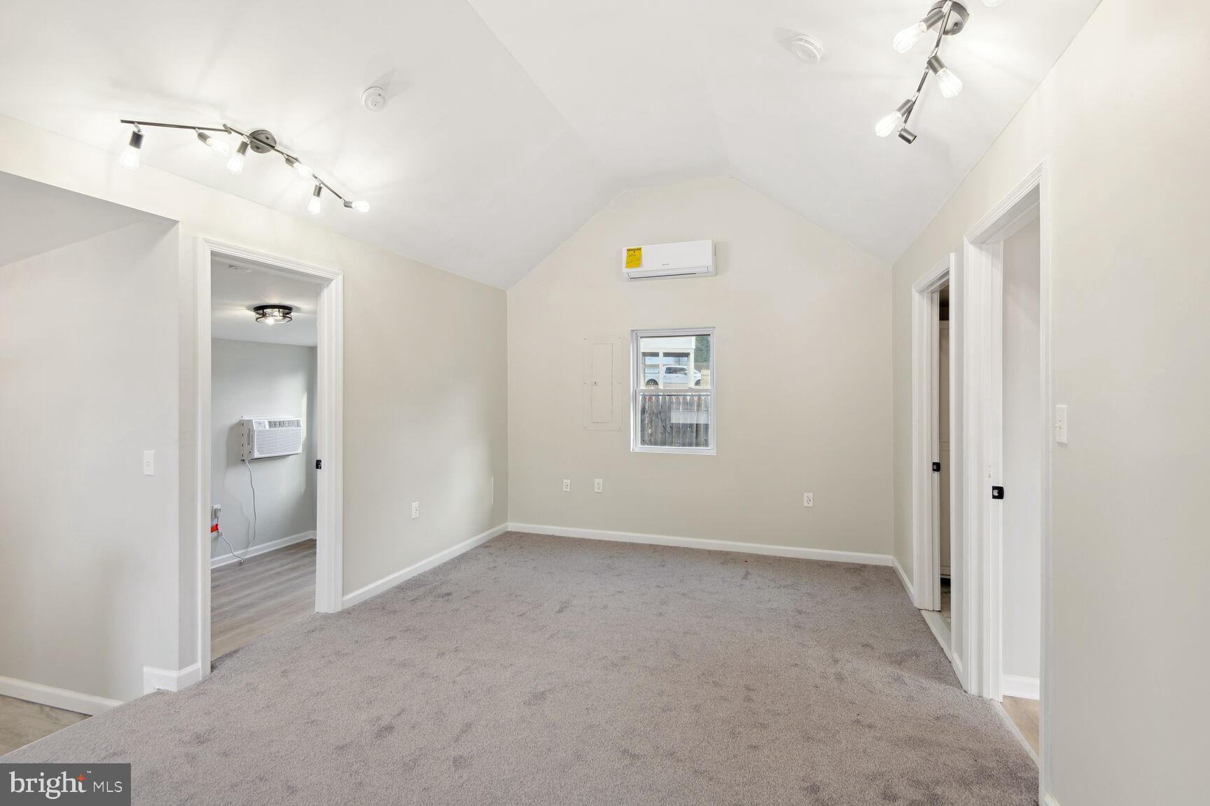 WOODLAND BEACH - Residential