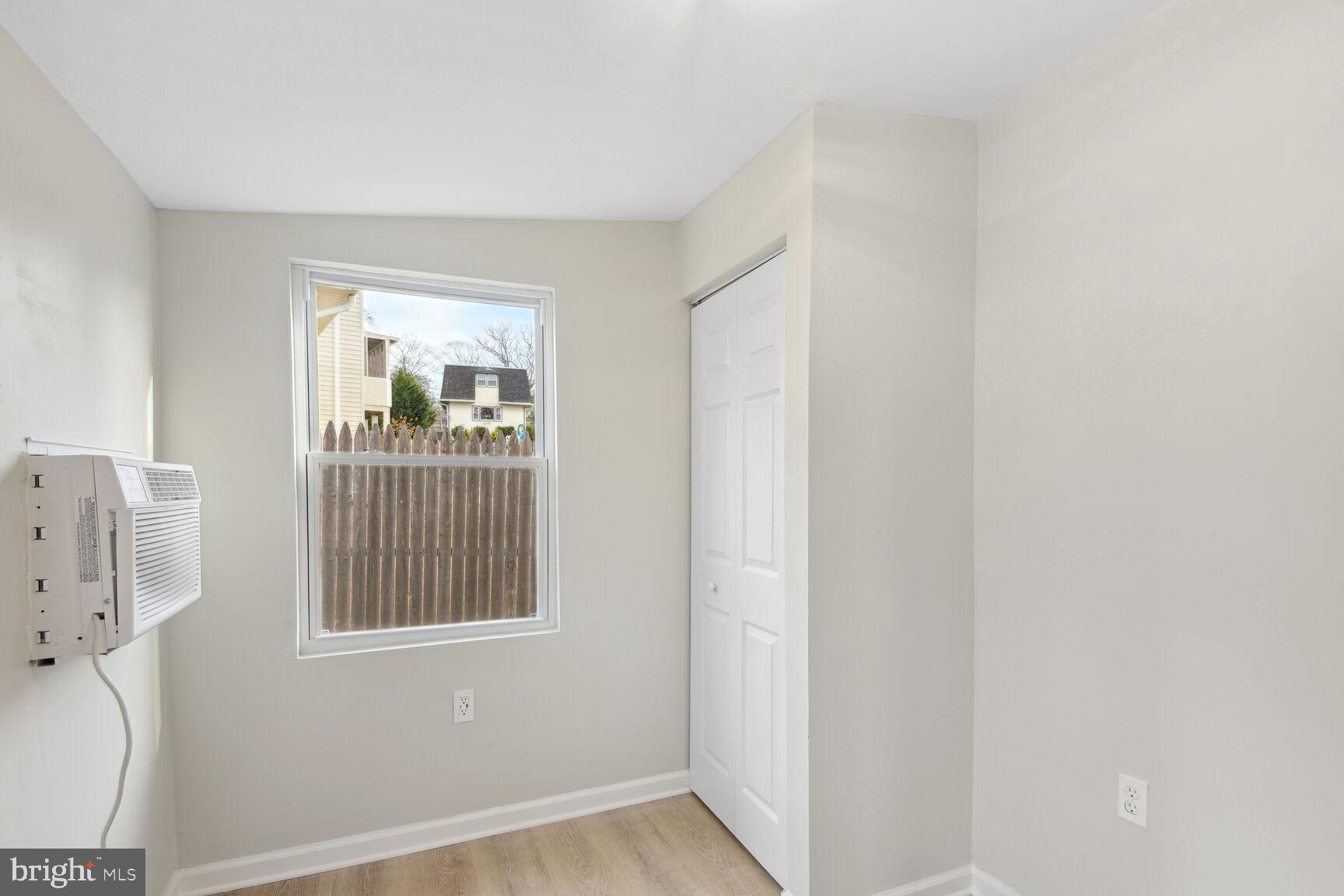 WOODLAND BEACH - Residential