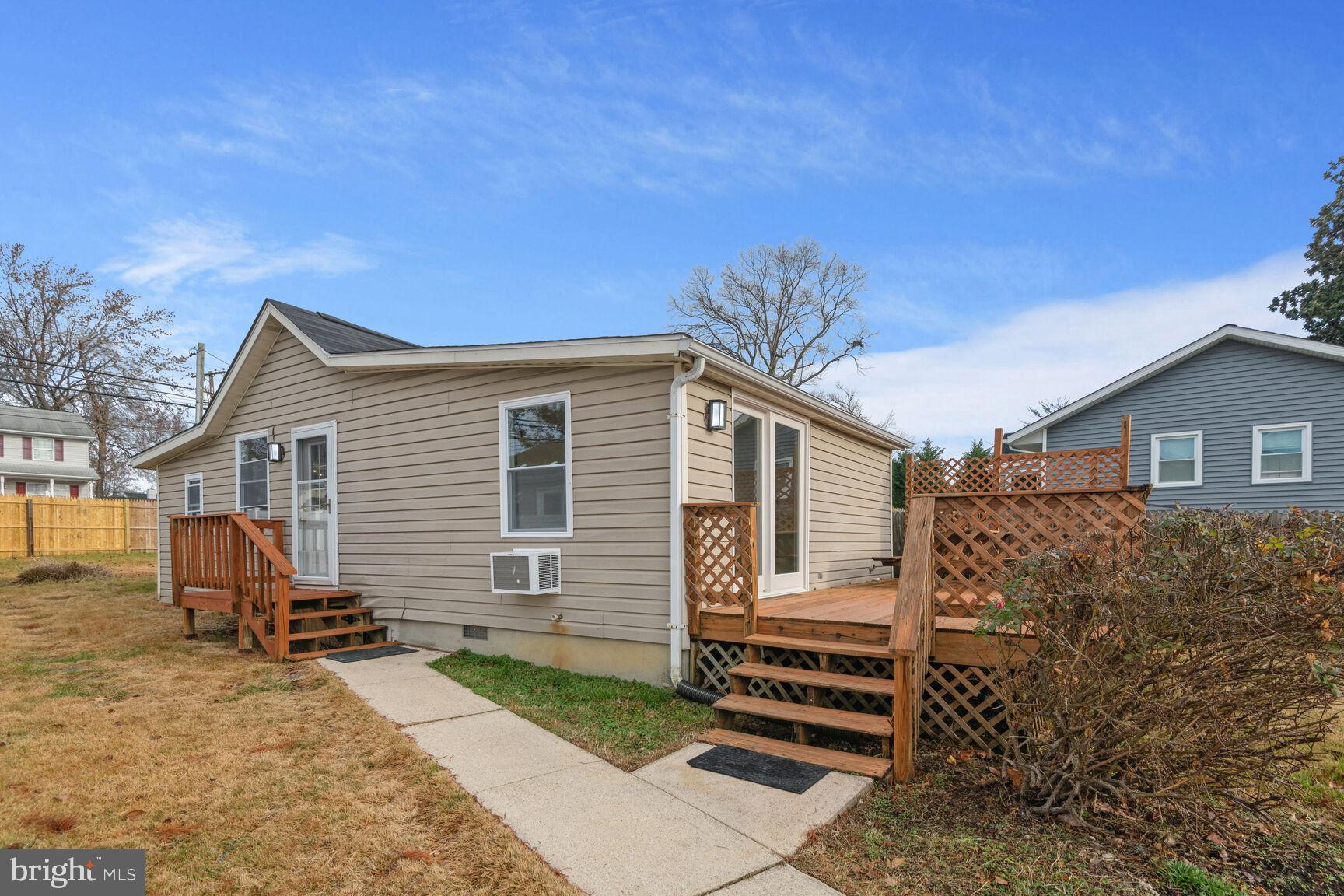 WOODLAND BEACH - Residential