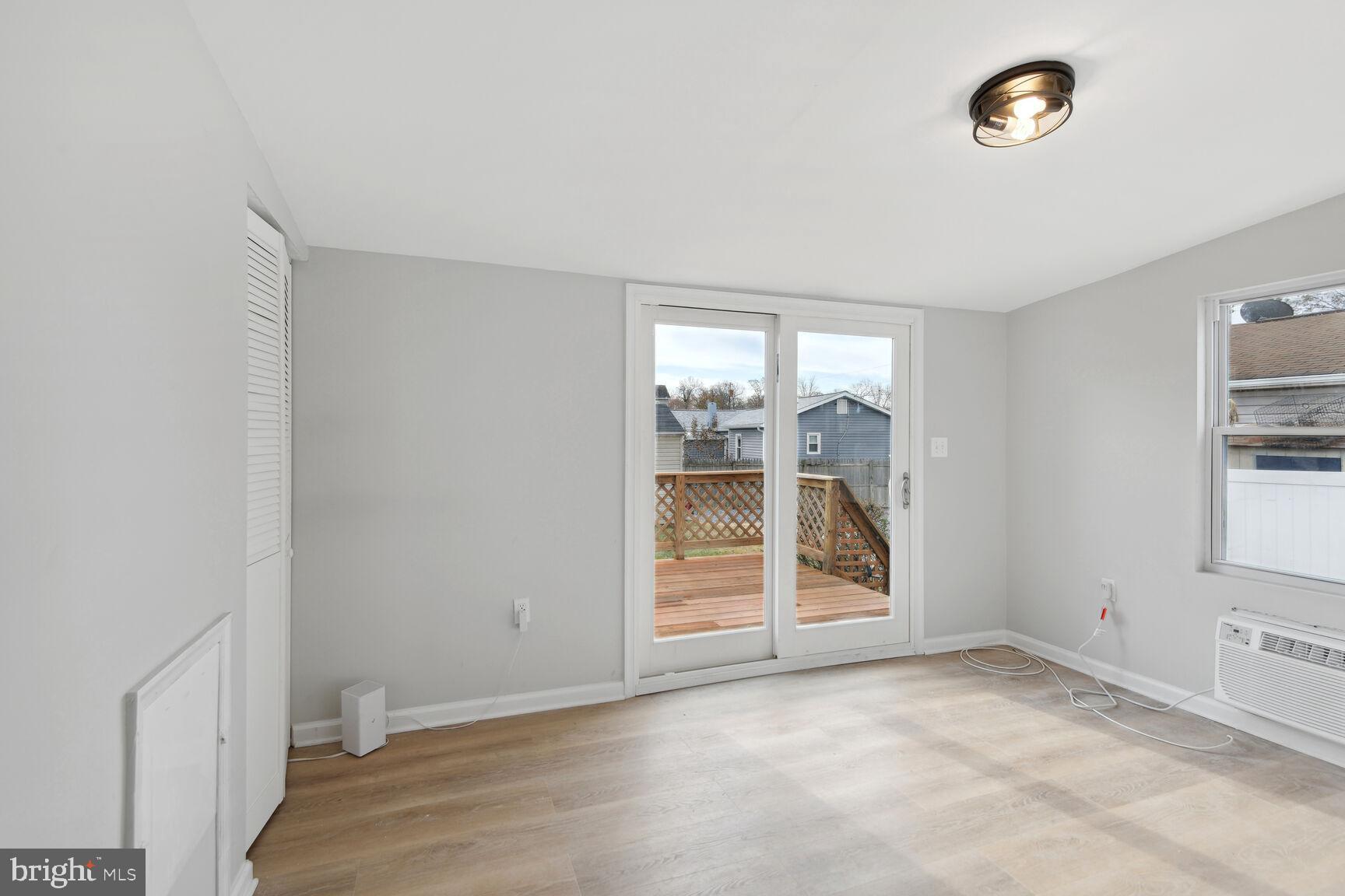 WOODLAND BEACH - Residential